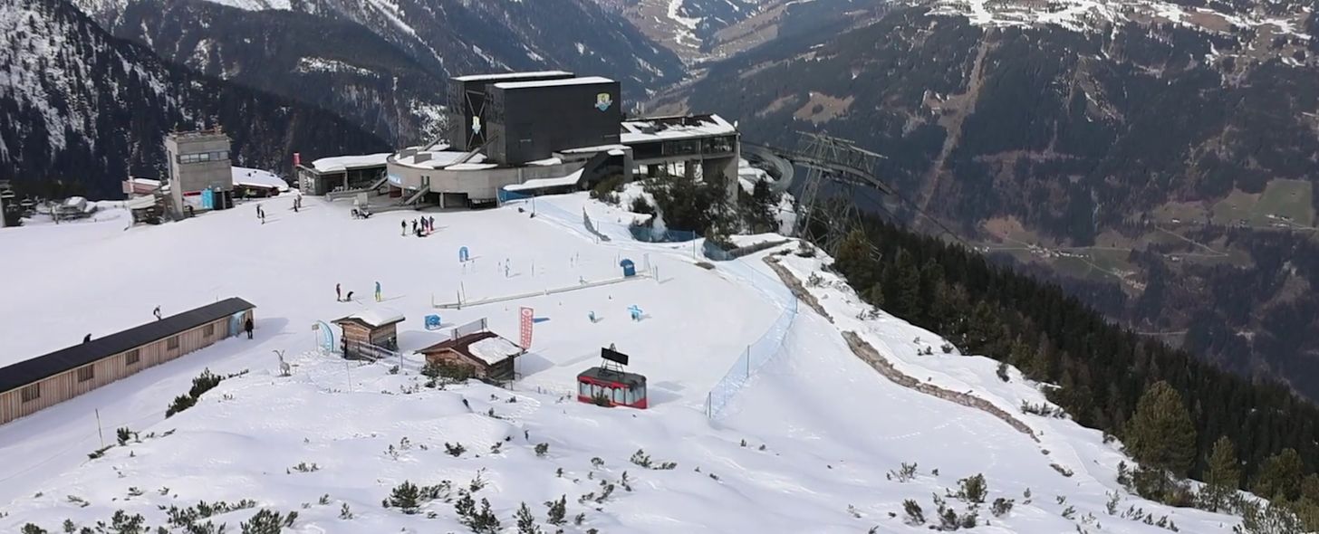 De dalen zijn groen in Mayrhofen, maar bovenop de berg ligt nog genoeg! Bron: Feratel