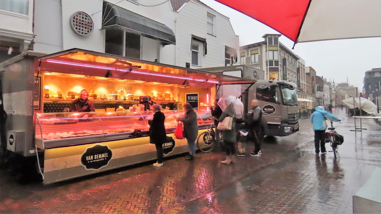 In de regen naar de markt. Foto: Jan Horde