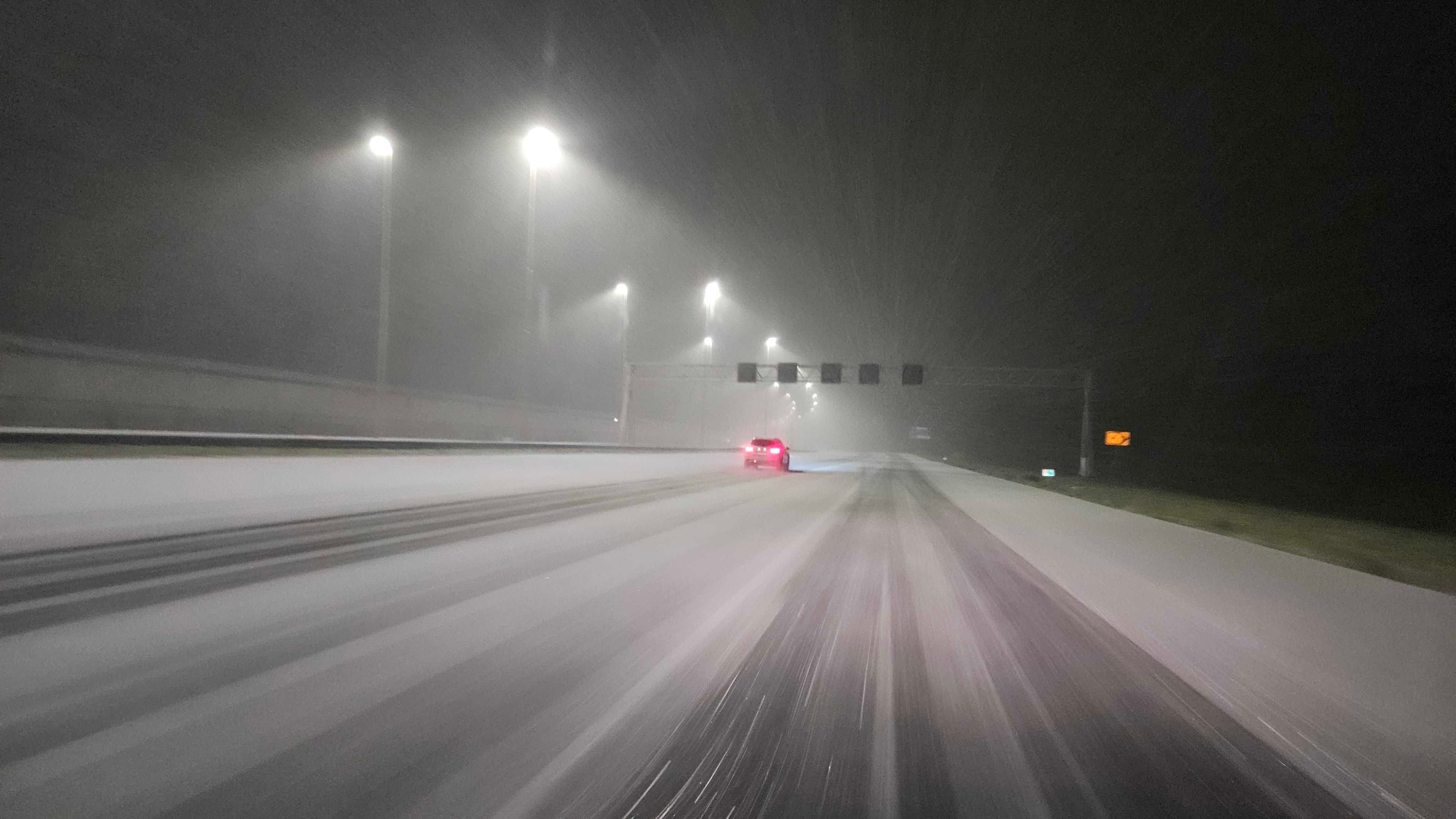 Op de snelweg bleef steeds meer sneeuw liggen. Foto: ML