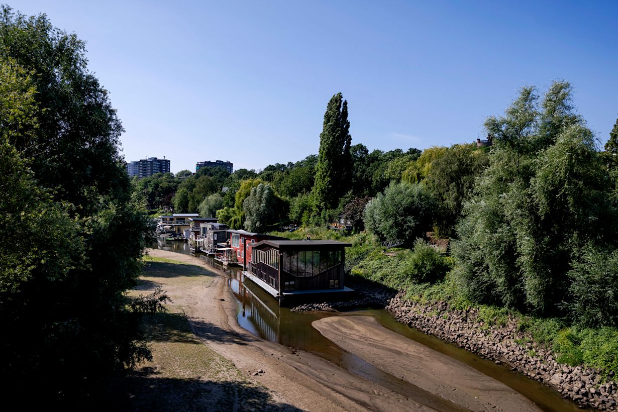 Drooggevallen woonboten langs de Waal bij Nijmegen. Foto: ROBIN VAN LONKHUIJSEN / ANP