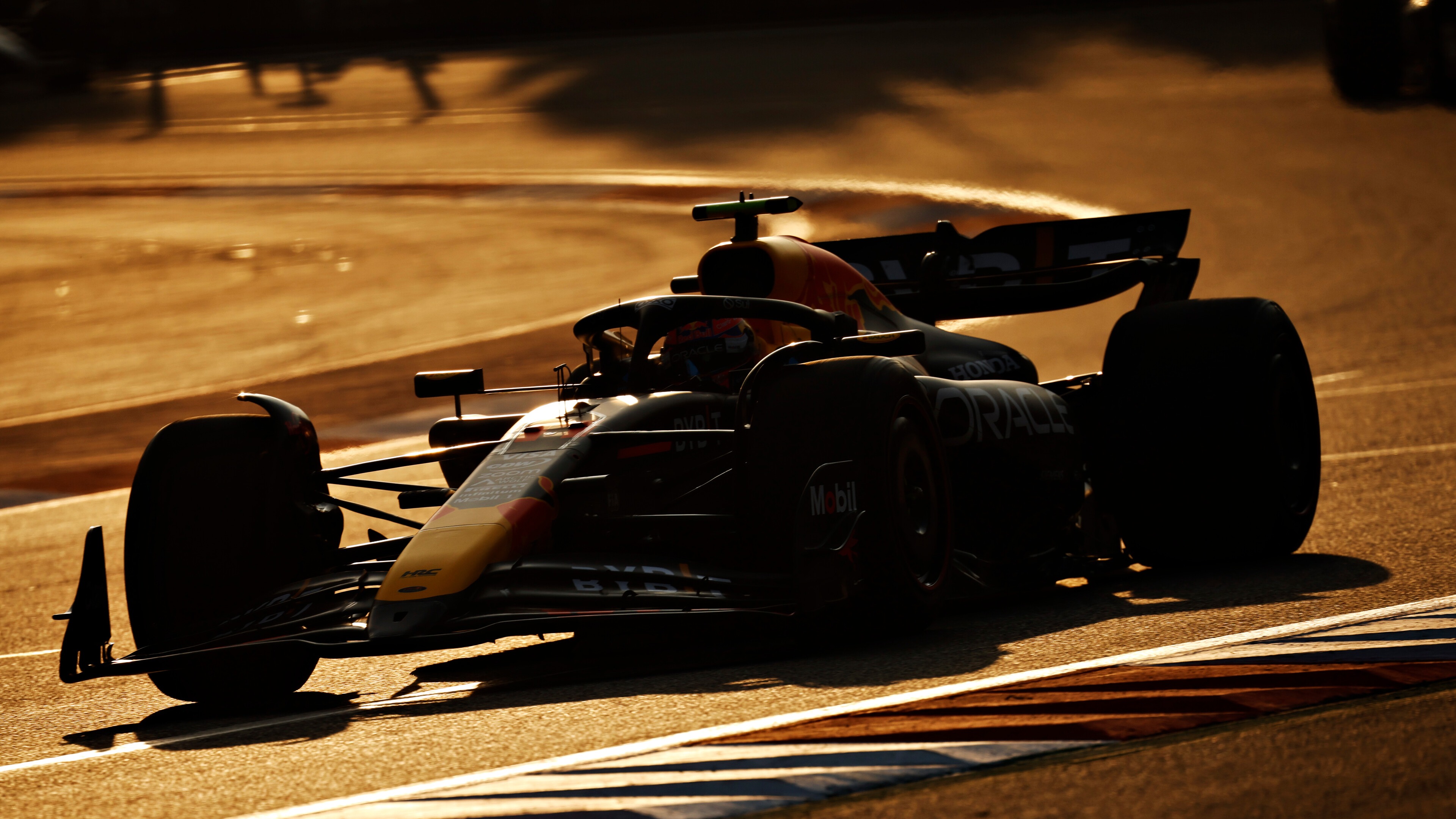 Sergio Perez in de avondzon tijdens de vrije training op het Autódromo Hermanos Rodríguez in Mexico-Stad. Foto: Getty Images / Red Bull Content Pool
