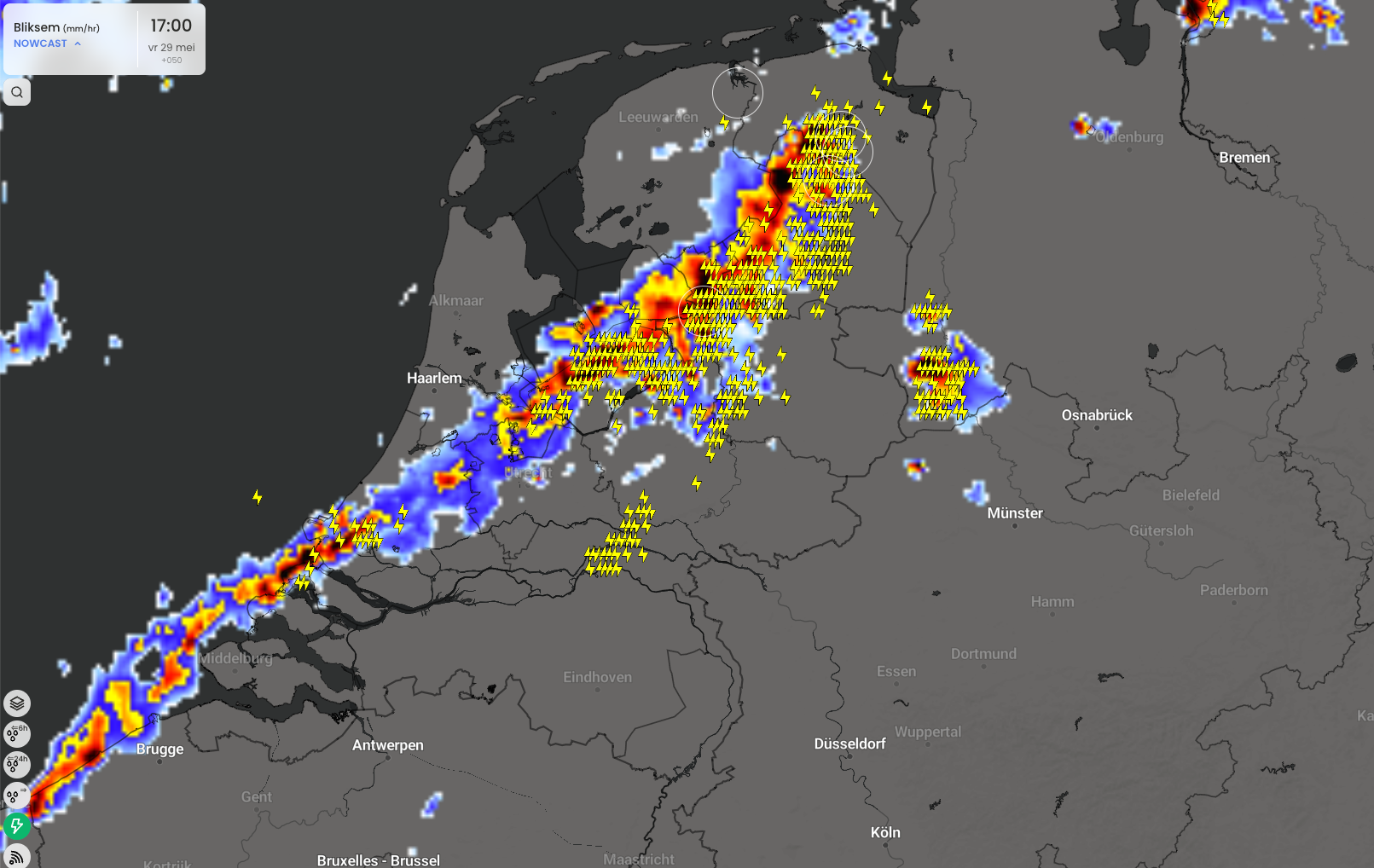 De hoeveelheid ontladingen om 17:00 boven Nederland.
