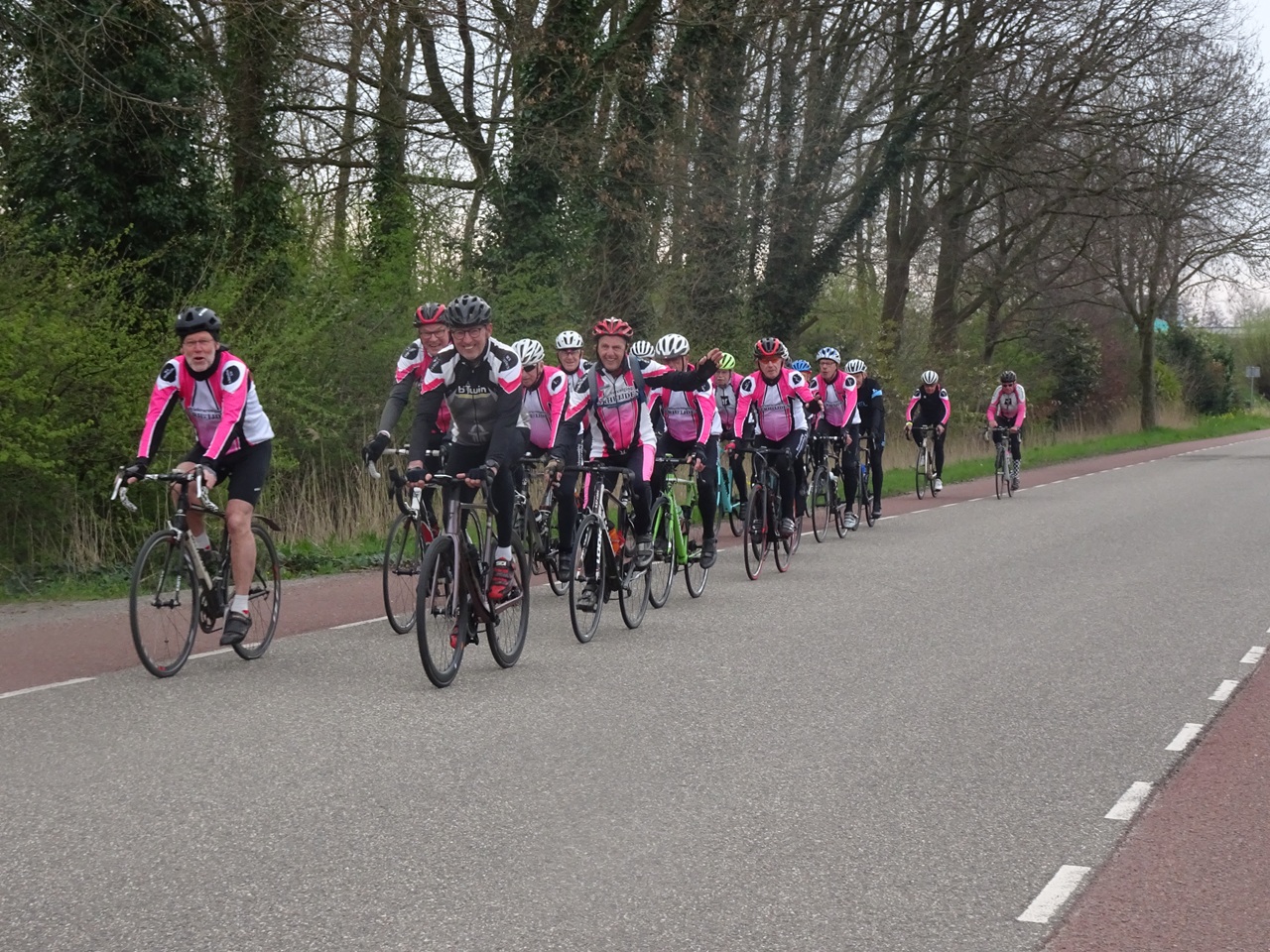 Een groepje wielrenners. Foto: Gerard van Vugt