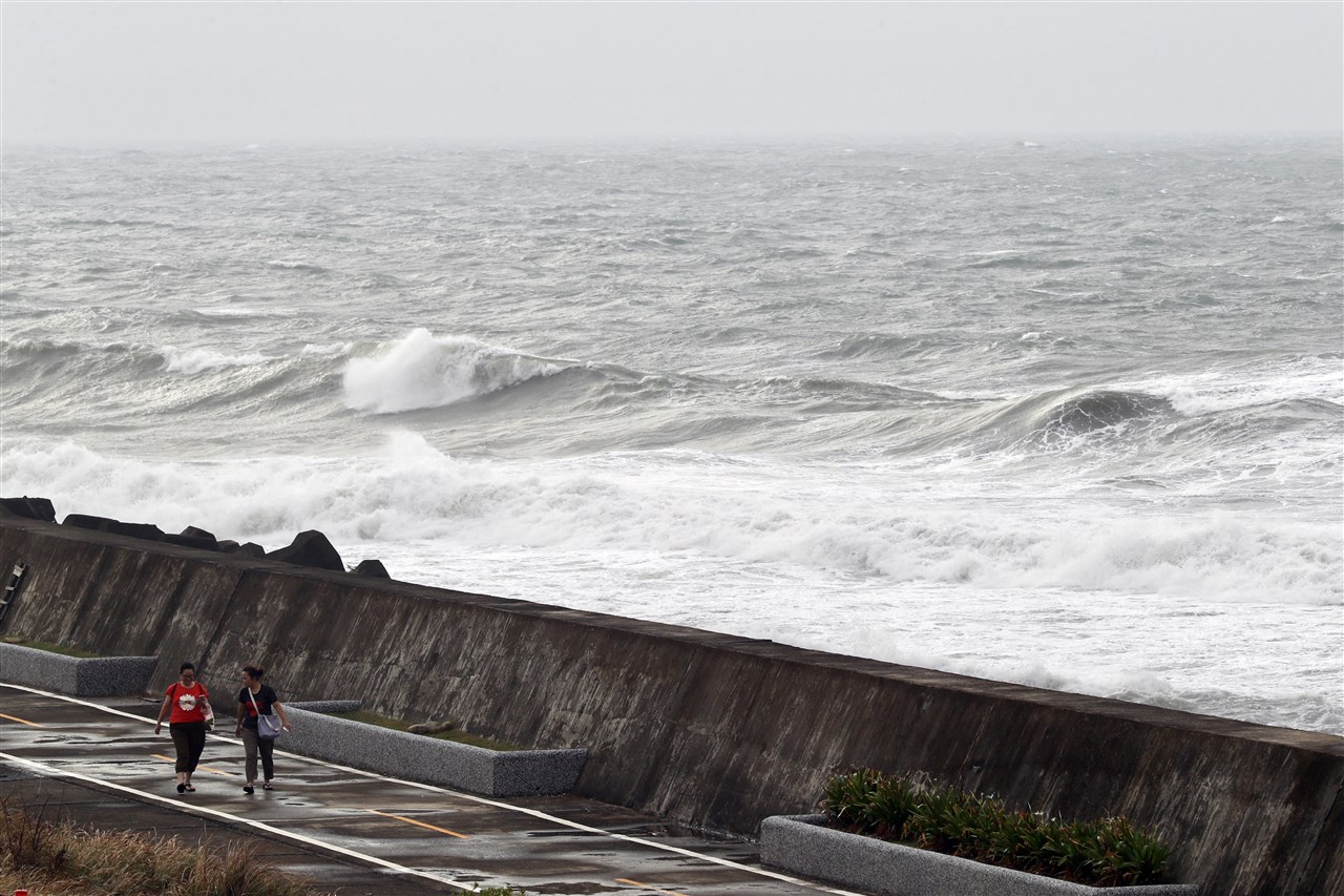 Tyfoon Muifa passeert Taiwan. Foto: ANP / EPA/RITCHIE B. TONGO