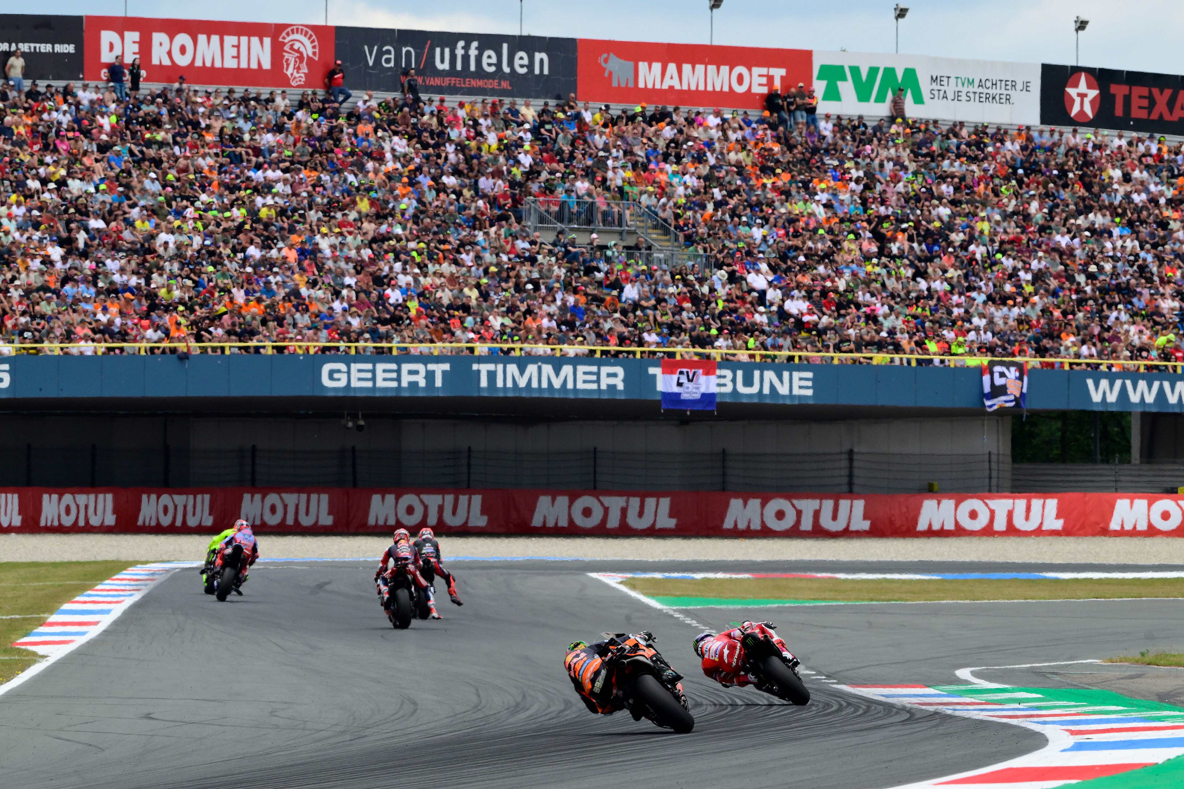 Bloedhete start TT Assen, zondag kans op onweersbuien
