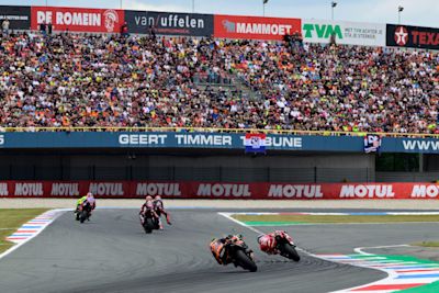 Bloedhete start TT Assen, zondag kans op onweersbuien
