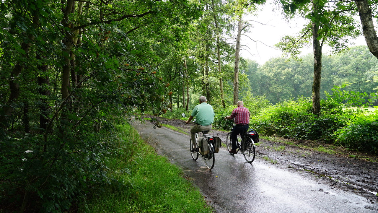 Fietsen tussen de buien door. Foto: Toon Boons.