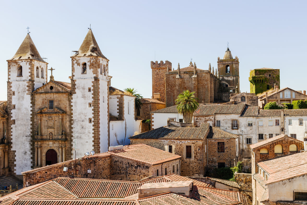 Caceres: mooi Spaans dorpje met kerk. Foto: Adobe Stock / tonicarmona. 