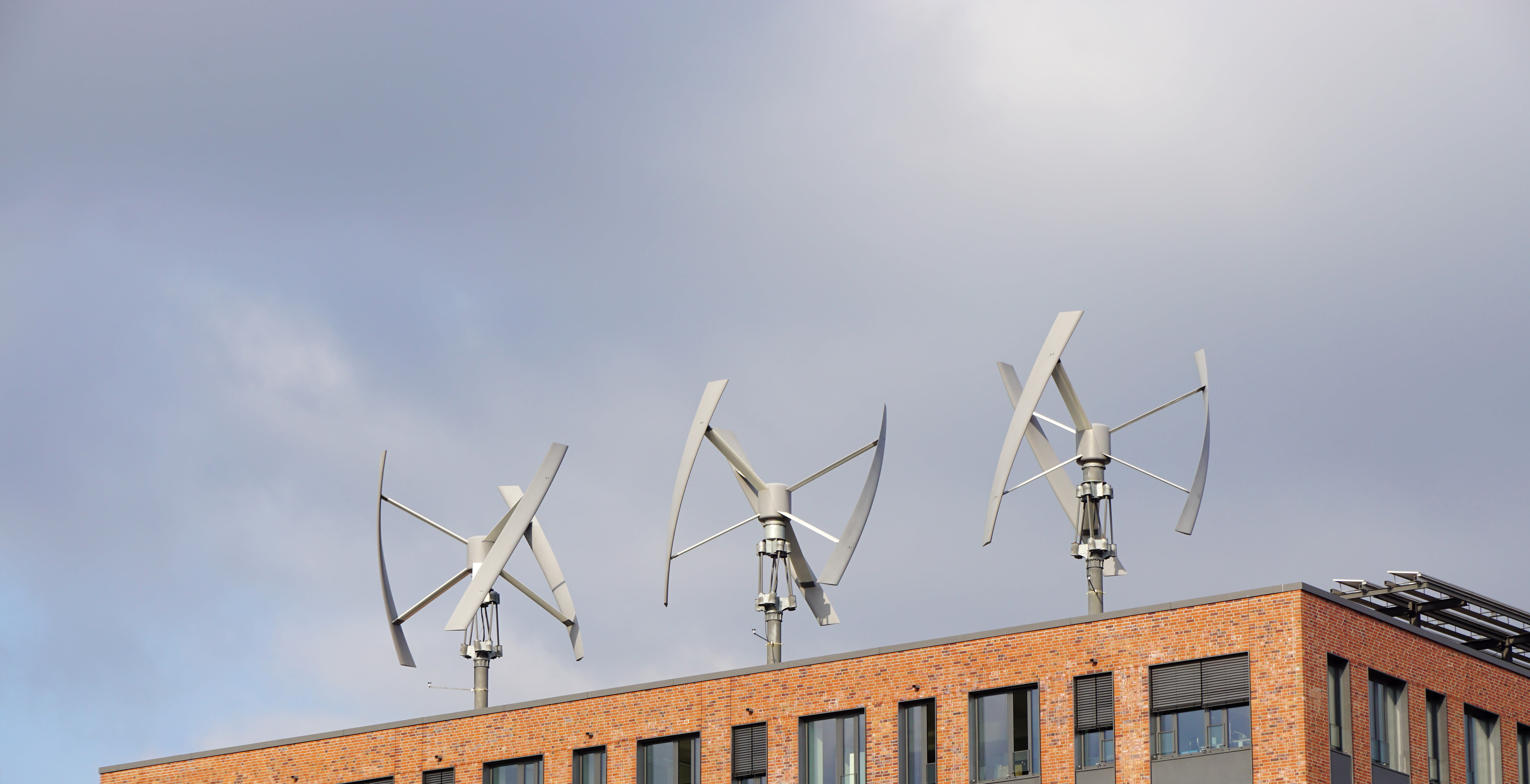 Windmolens op het dak van een bedrijvenpand. Foto: Adobe Stock / Axel Bueckert