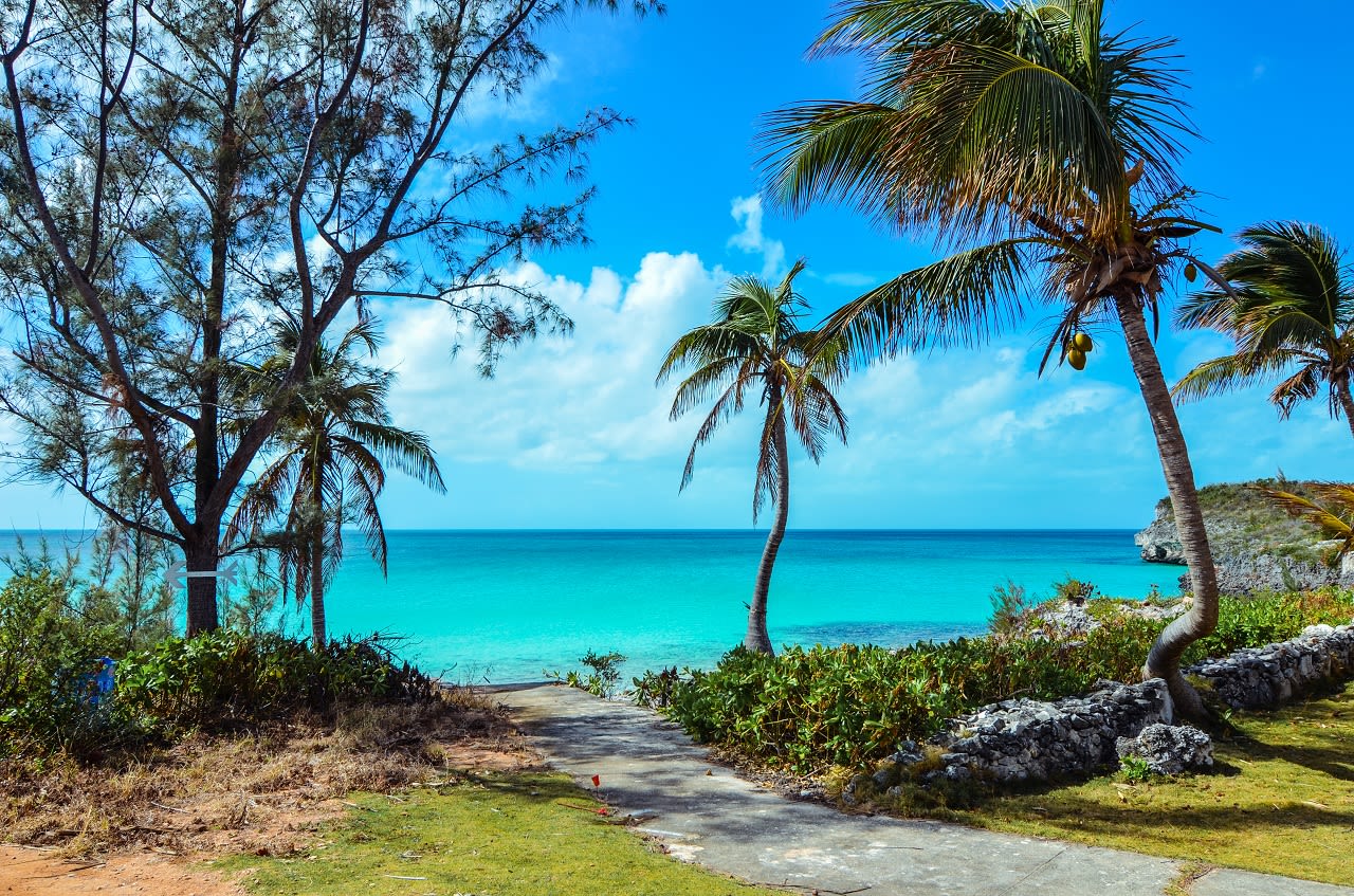 Het strand van Eleuthera op de Bahama's. Foto: Adobe Stock / silardtoth