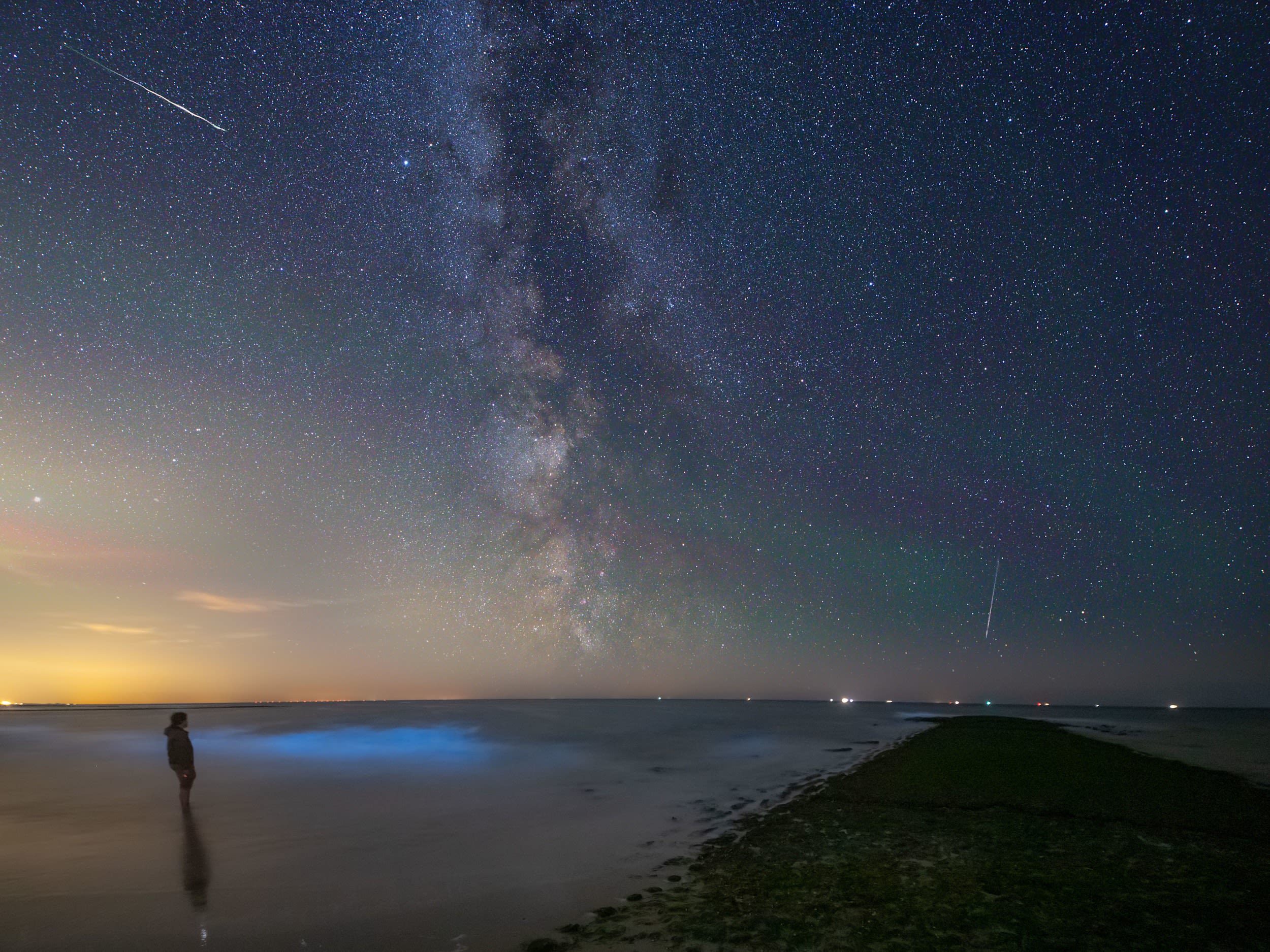 In 2023 waren naast de Perseïden ook de melkweg en zeevonk te zien. Dit leverde magische taferelen op. Foto: Corné Ouwehand.