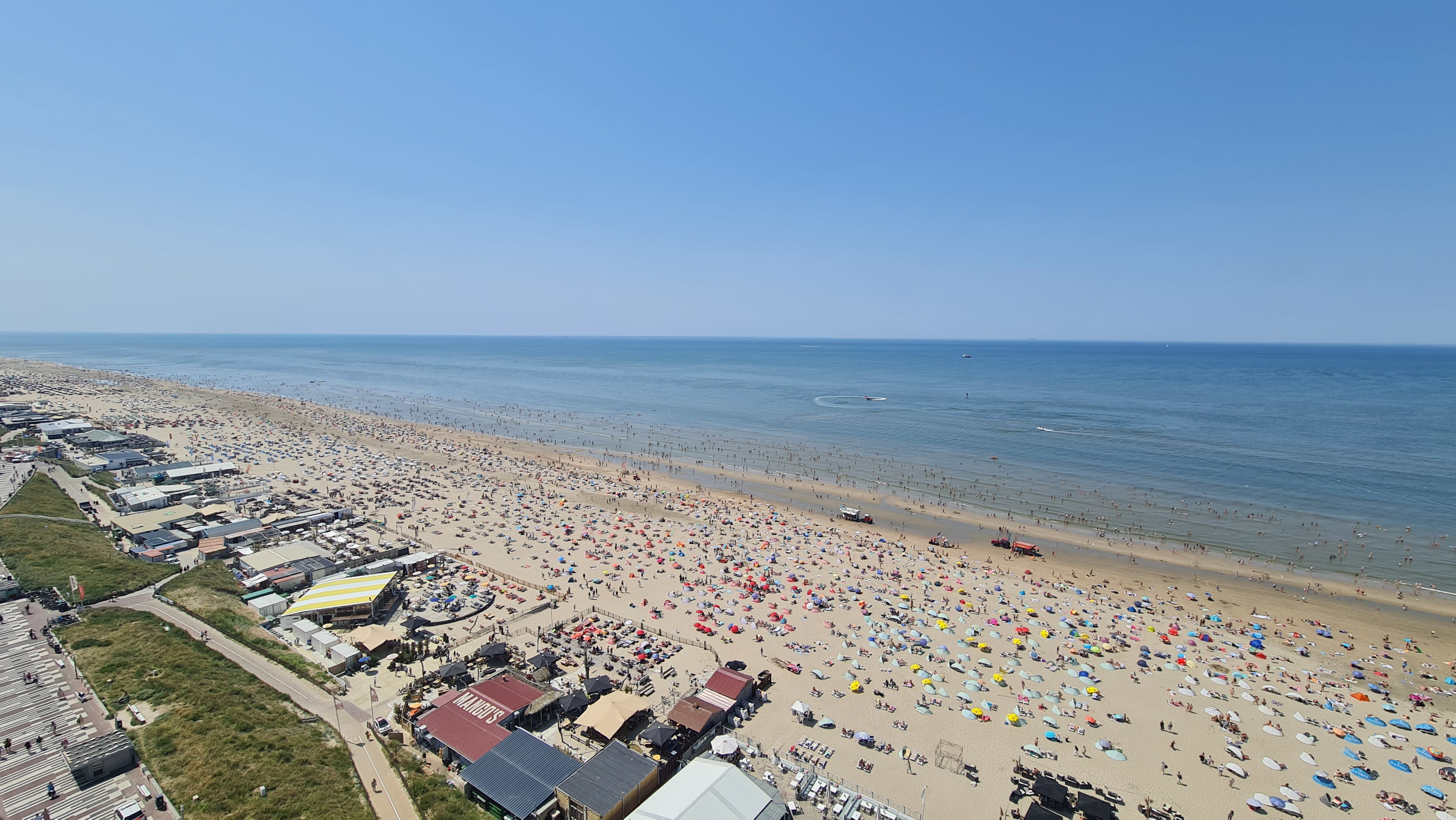 Als we daadwerkelijk veel oostenwinden krijgen zal het vaak druk zijn op de stranden. Foto: Dennis Ameling, Zandvoort.