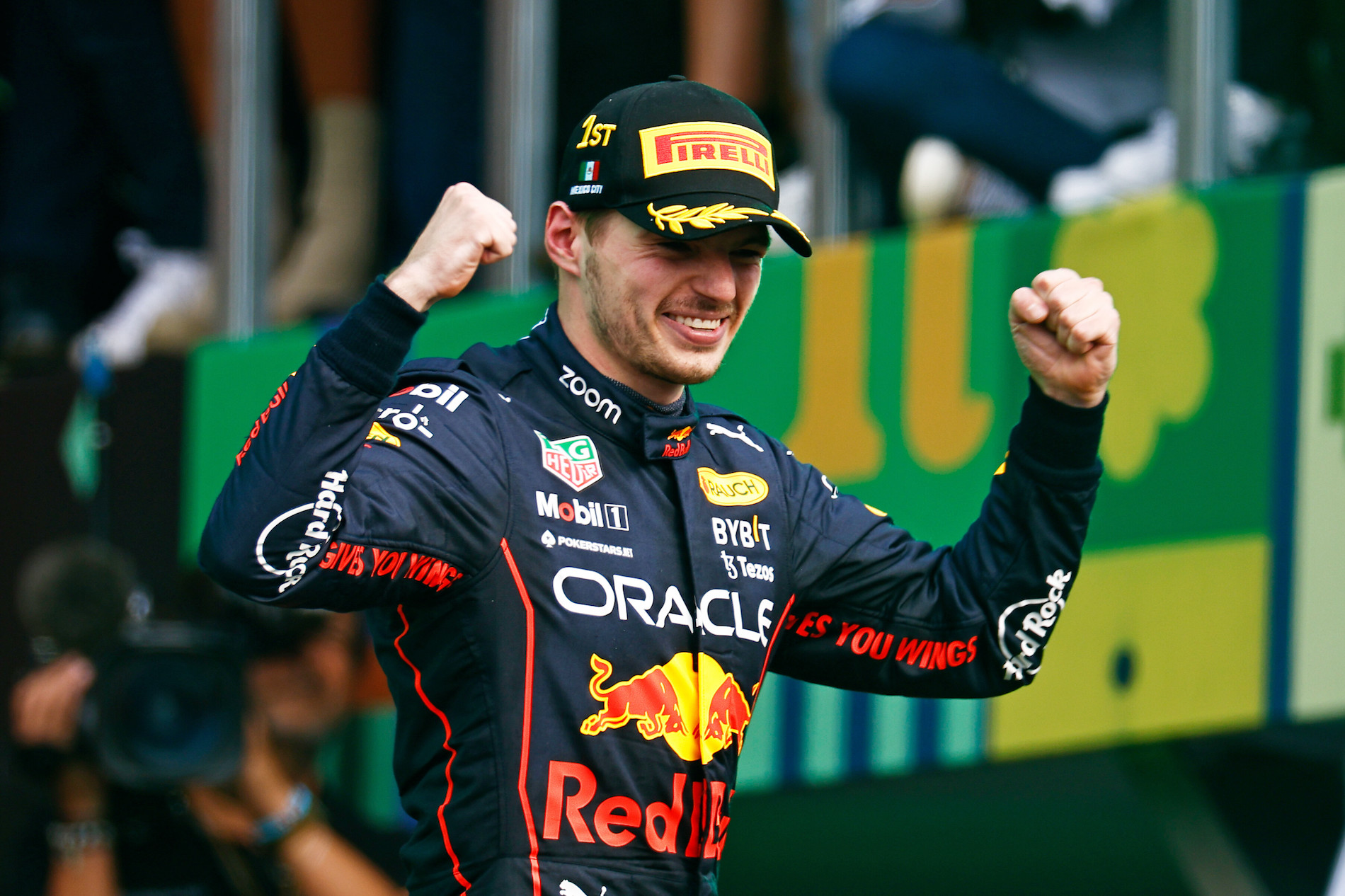 Max Verstappen viert de overwinning na de GP Mexico 2022. Foto: Chris Graythen/Getty Images via redbullcontentpool.com