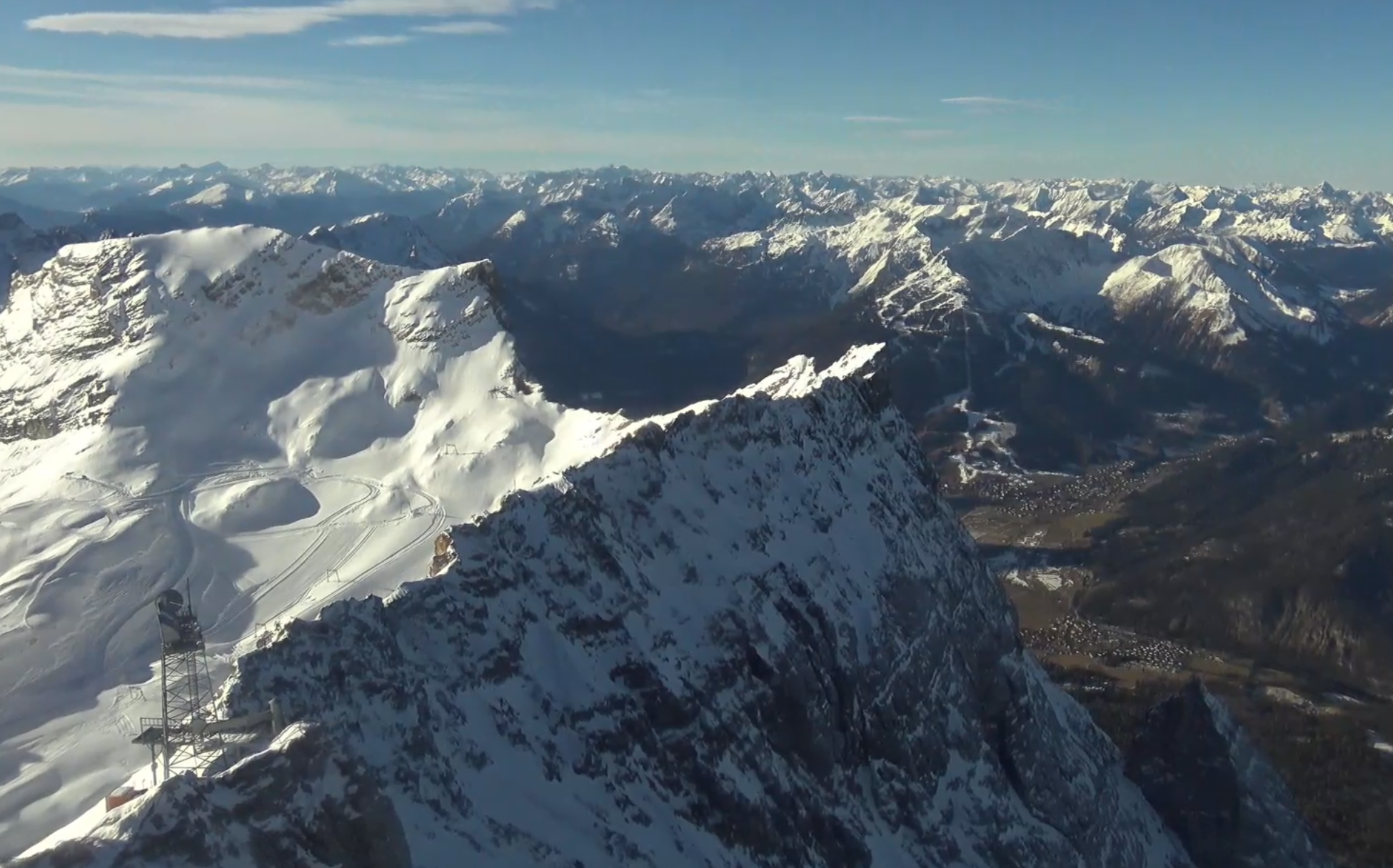 Een typisch beeld voor deze periode: hoog in de bergen ligt nog voldoende sneeuw zoals hier op de Zugspitze (2962 meter). Op de achtergrond Lermoos met al deels witte linten door een groen landschap. Bron: Feratel
