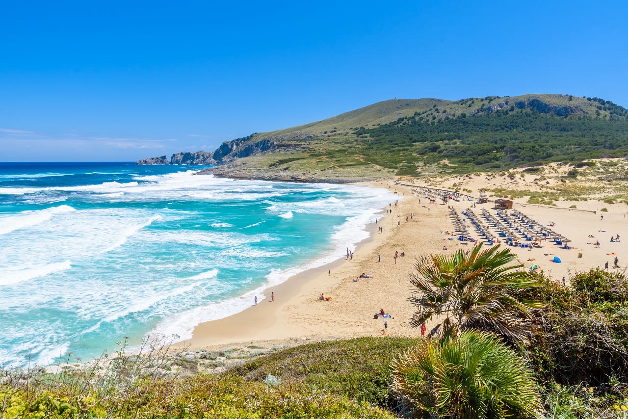 Cala Mesquida. Een breed strand in het noordoosten van Mallorca. Foto: Adobe Stock / Simon Dannhauer