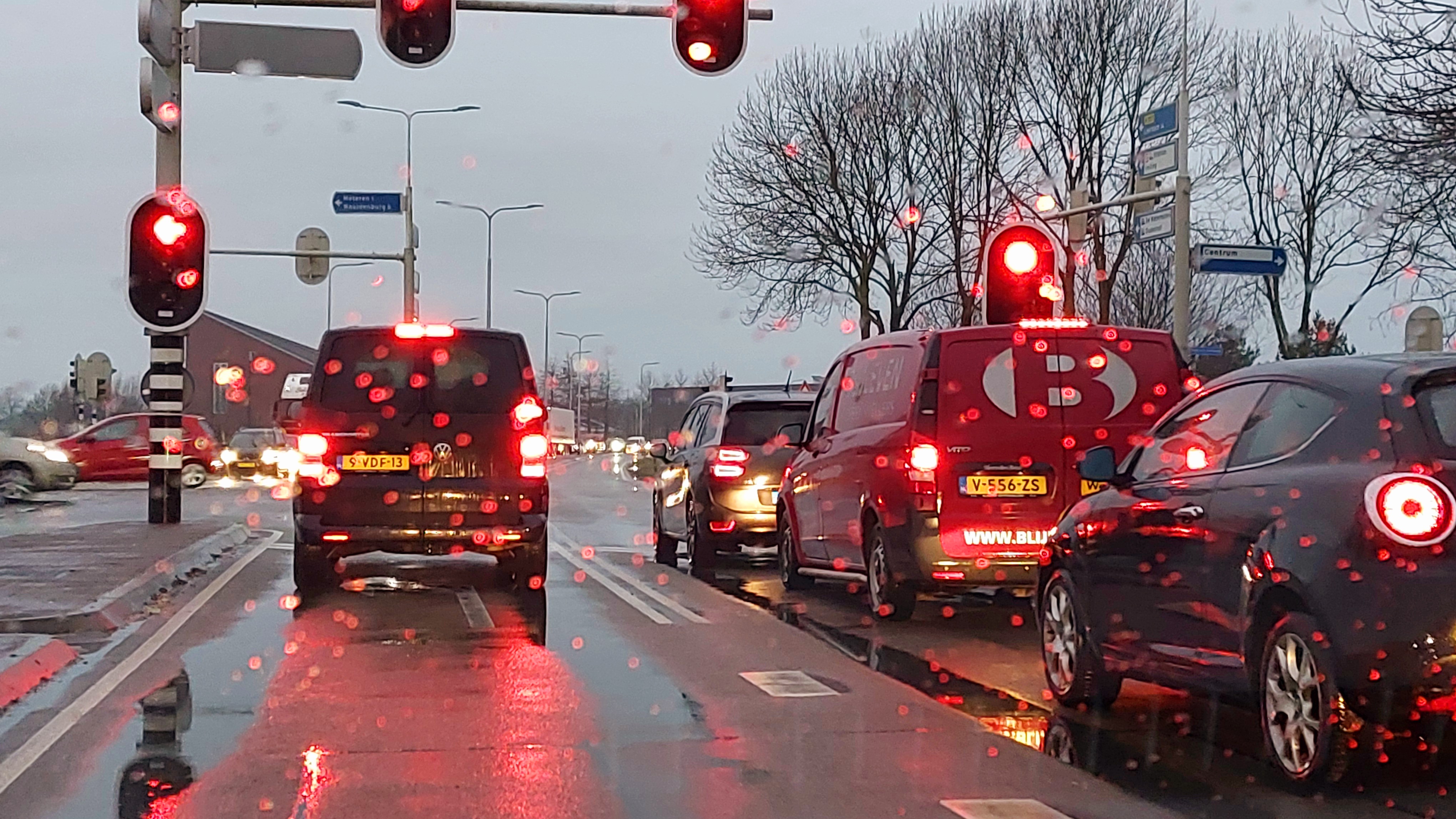 Verkeershinder op vrijdag verwacht door nat en onstuimig weer