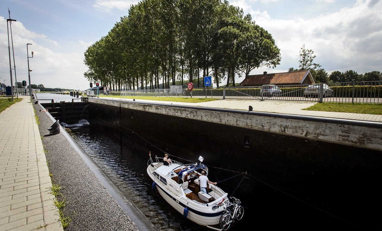 Een boot in de sluis in de Oude IJssel bij Doesburg. De sluis is wegens laagwater gesloten voor vrachtschepen die langer zijn dan 55 meter. Foto: ANP / REMKO DE WAAL