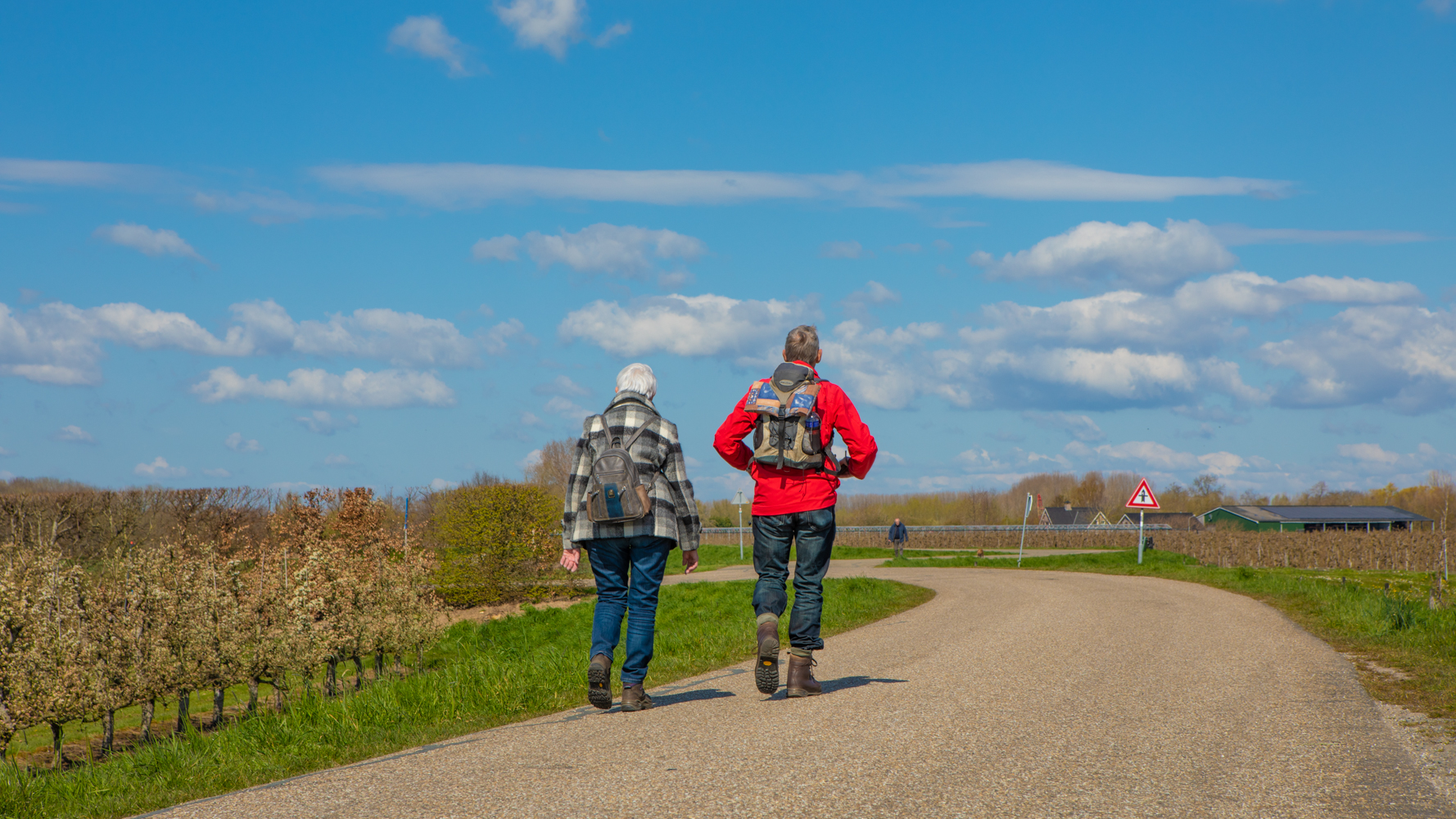 Wandelen met jas aan in koude april