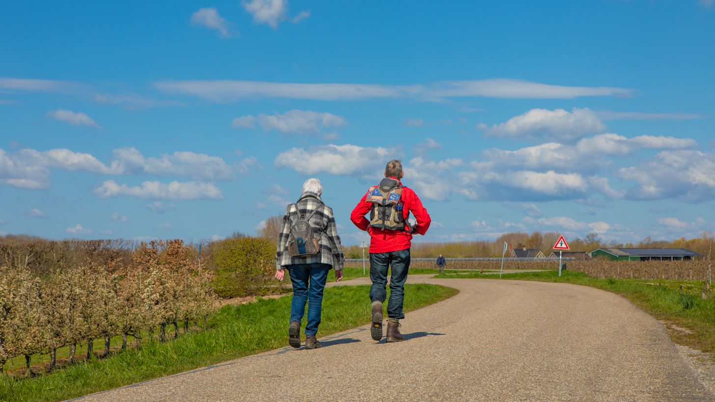 Wandelen met jas aan in koude april