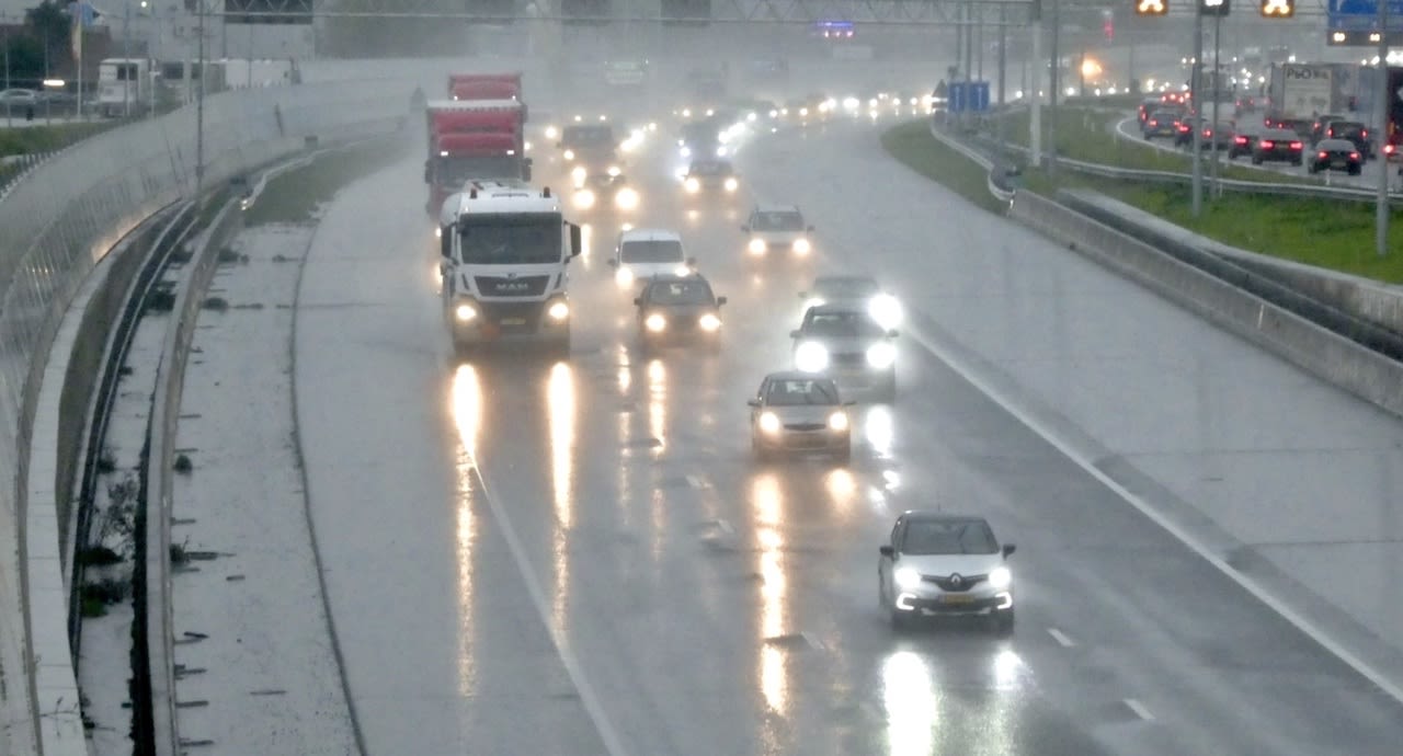 Drukke spits op de snelweg bij Nieuwe Wetering door regen. Foto: Ton Wesselius.