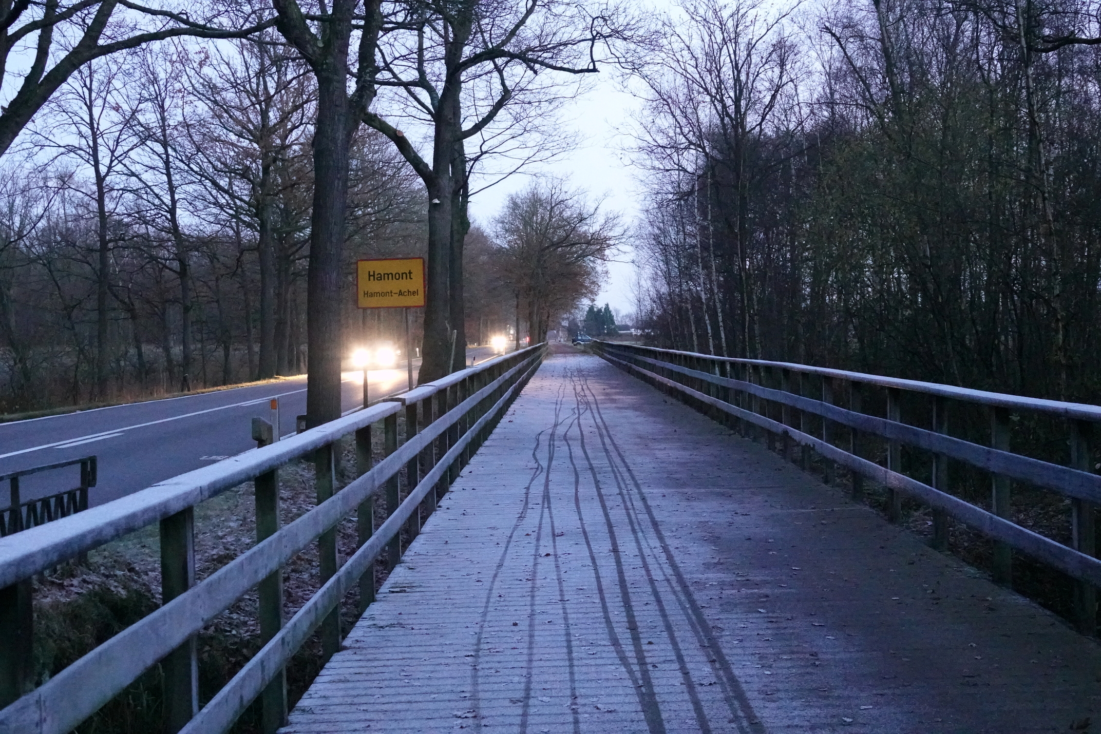 Gladheid op fietsbruggetje met fietssporen België