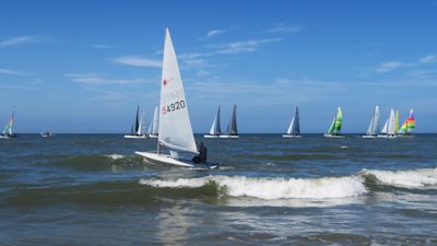 Dit zijn de mooiste plekken om te zeilen in Nederland