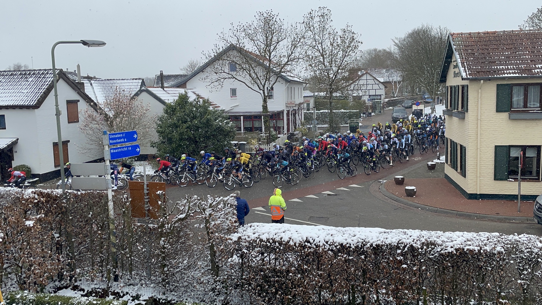 Natte sneeuw afgelopen zaterdag bij de Volta Limburg Classic 2022. Foto: Ralph Delfos