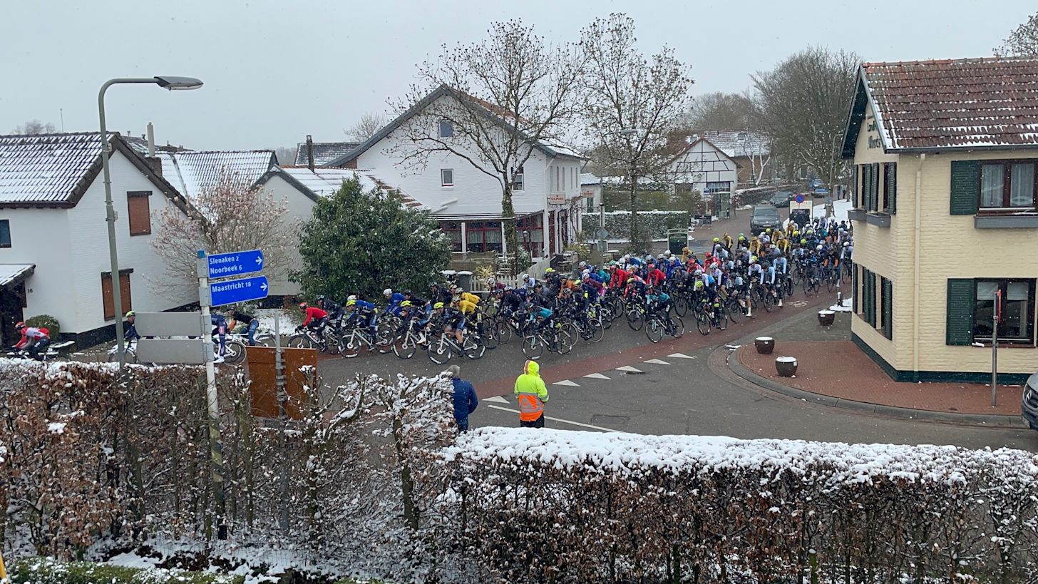 Natte sneeuw afgelopen zaterdag bij de Volta Limburg Classic 2022. Foto: Ralph Delfos