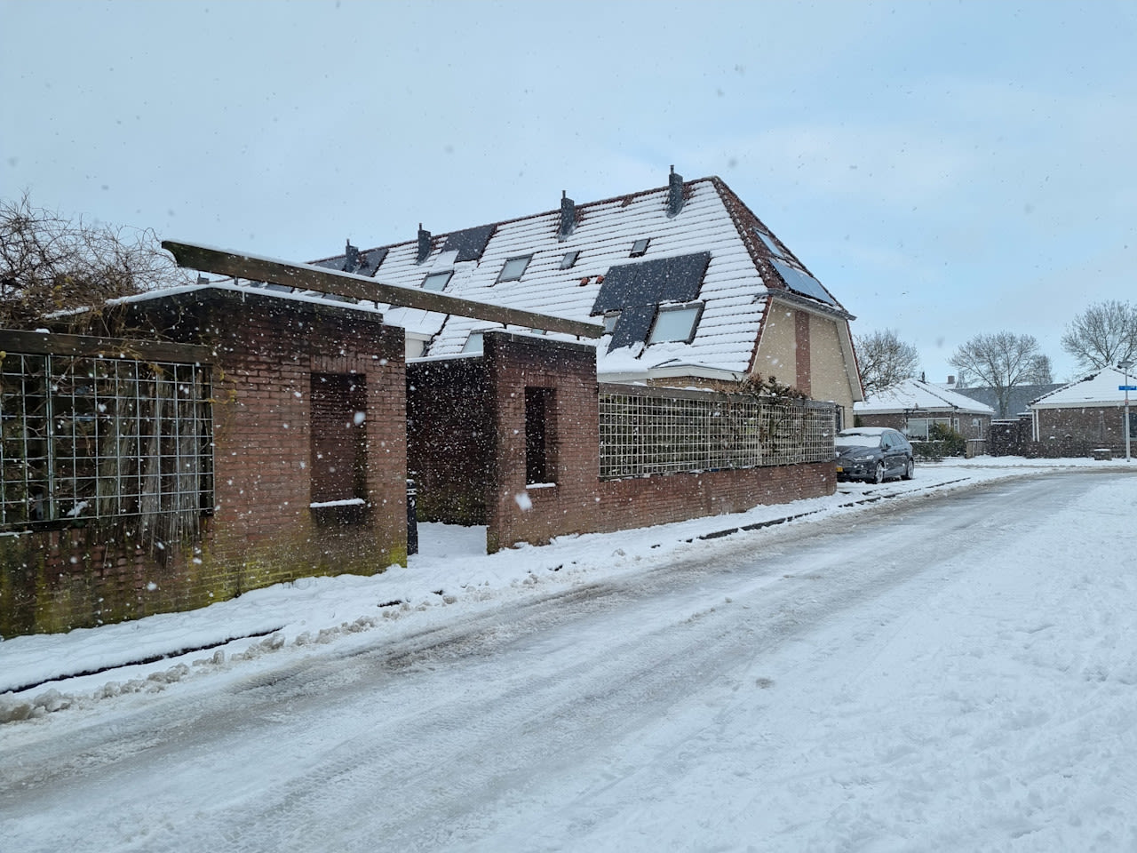 Gladheid in woonwijk door aangereden sneeuw. Foto: André van Mourik. 