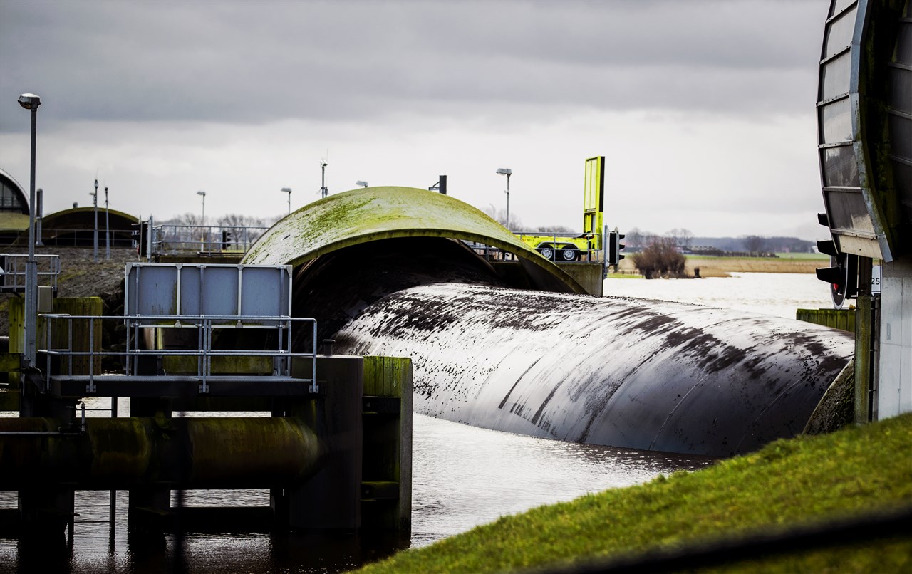 Met de opblaasbare dam wordt het Ketelmeer van het Zwarte Meer afgesloten. Foto: ANP / REMKO DE WAAL