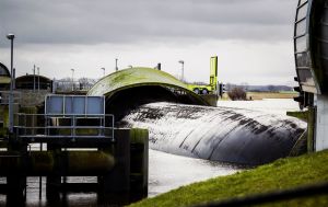 RWS sluit stormvloedkering Ramspol bij Kampen om naderende storm