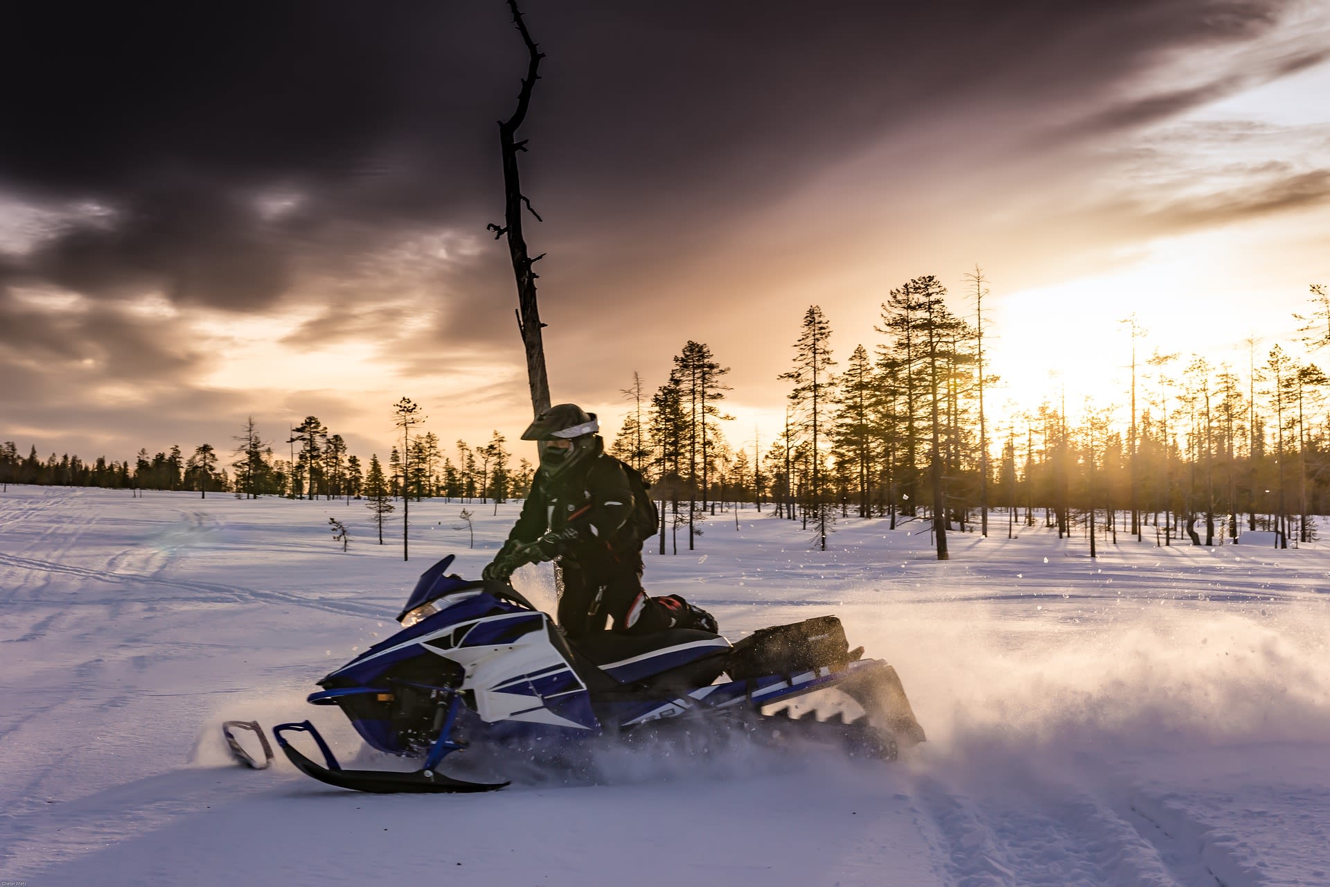 Ga op tour met een sneeuwscooter in Lapland. Foto: Pixabay.