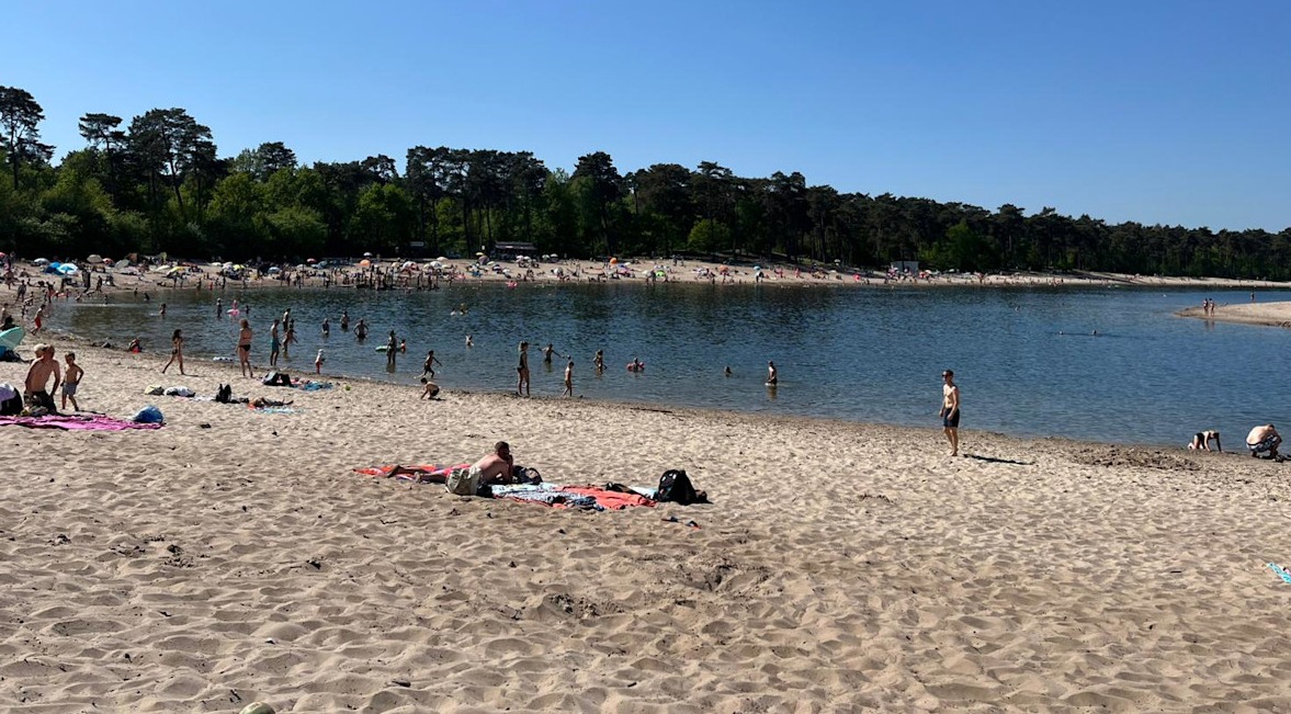 Warm en zonnig strandweer. Foto: Rianne van Wezel.