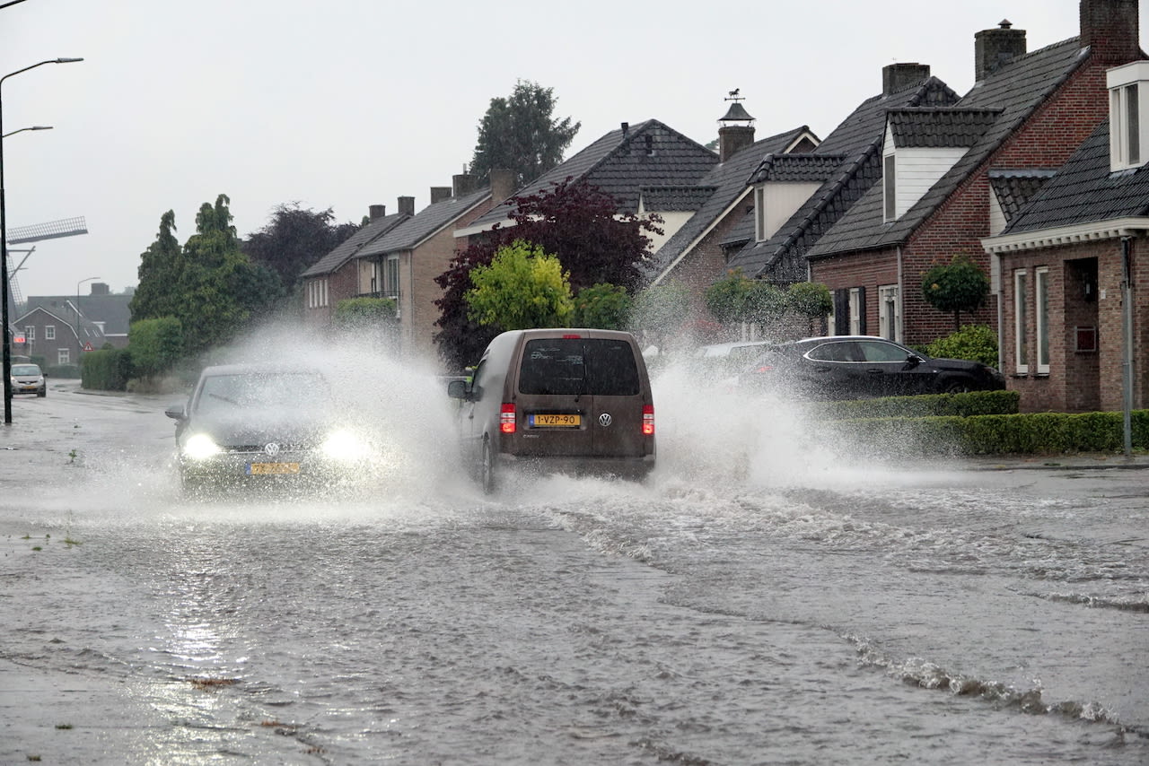 Ondergelopen straten in Budel door de vele regen op eerste pinksterdag 2022. Foto: Ben Saanen.