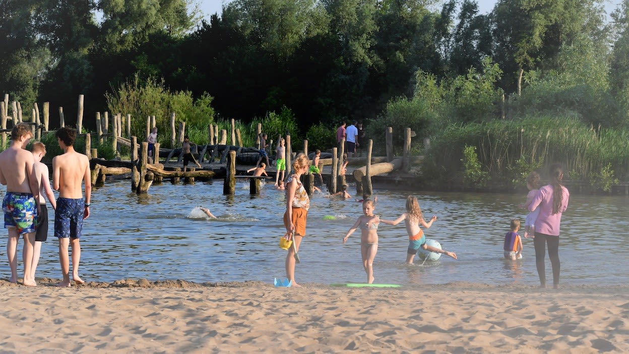 Mensen zoeken verkoeling tijdens tropische hitte. Foto: Cynthia van Leusden