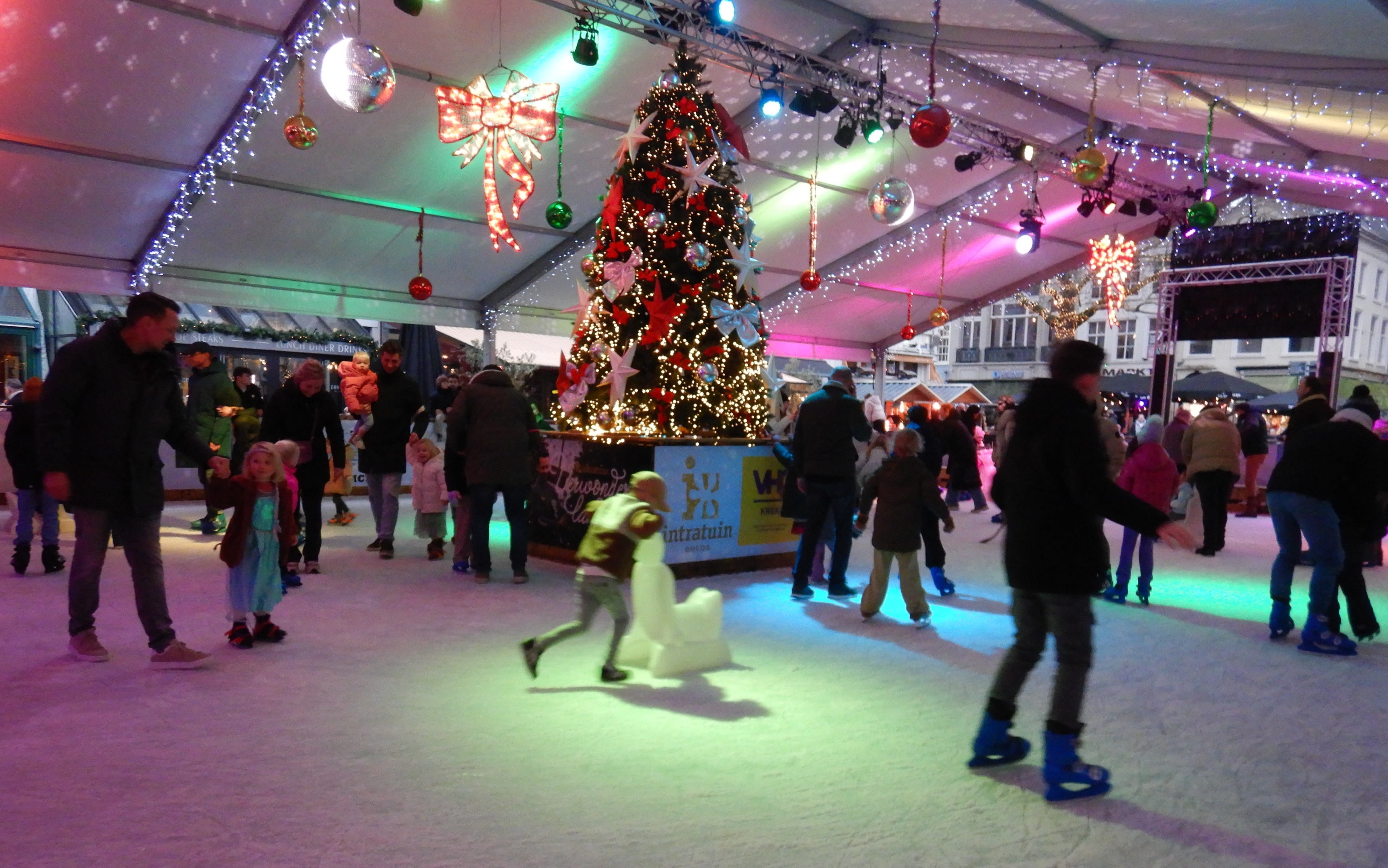Schaatsen op de kerstmarkt. Foto: Paul Hermans
