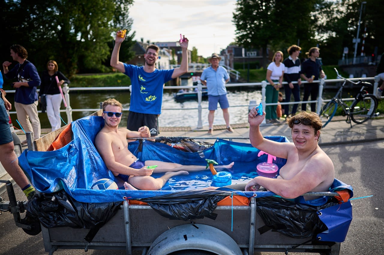 Studenten zoeken verkoeling! Foto: ANP/Phil Nijhuis