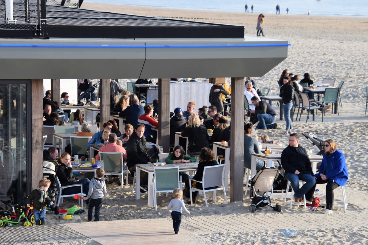 Ook de terrasjes op het strand zaten vol in februari 2019. Foto: Anne-Marie van Iersel