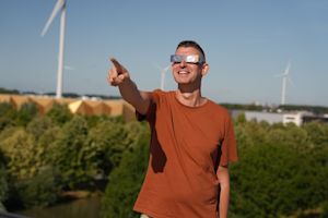 Dit is het weer tijdens de zonsverduistering en de vallende sterren pieknacht