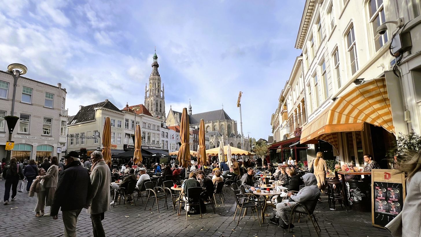 Op het terras in Breda bij zonnig herfstweer. Foto: Henk Voermans