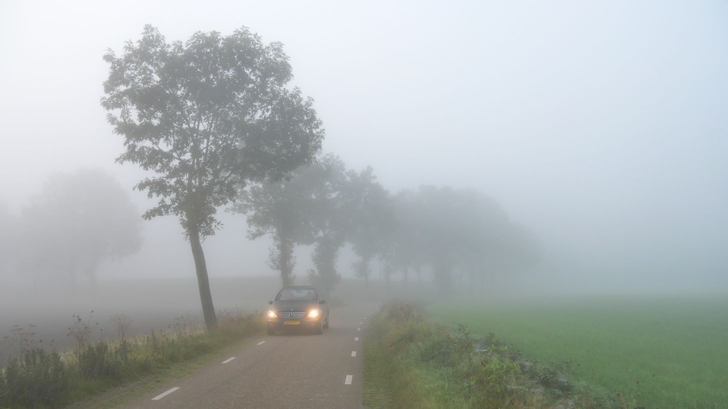 mist ochtend auto verkeer weg