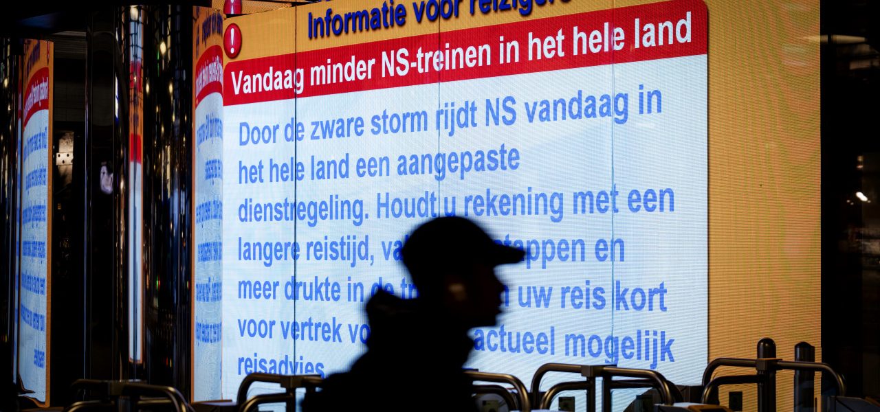 ProRail besluit zaterdag over dienstregeling spoor vanwege storm