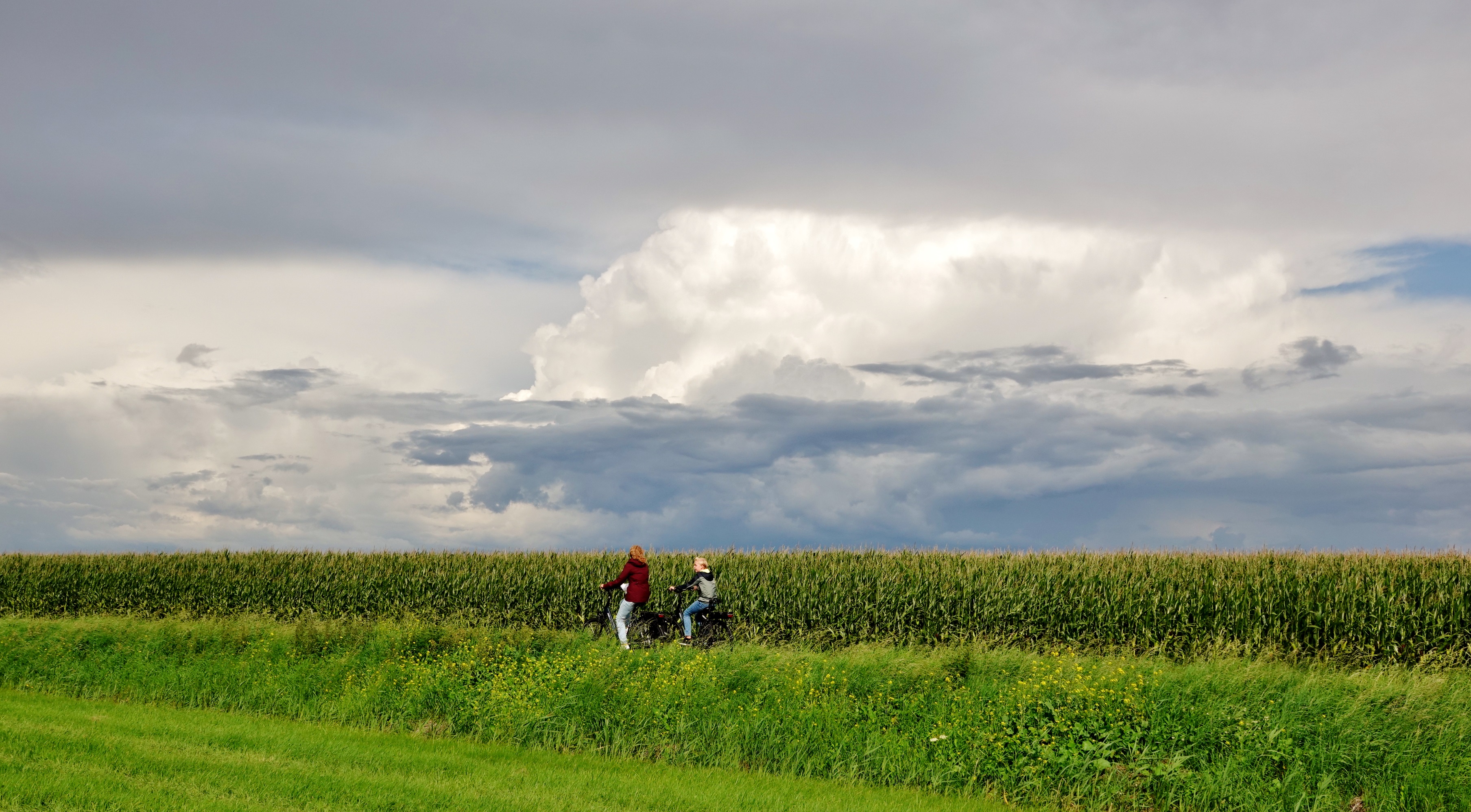 Fietsers en buienwolk. Foto: Ton Wesselius