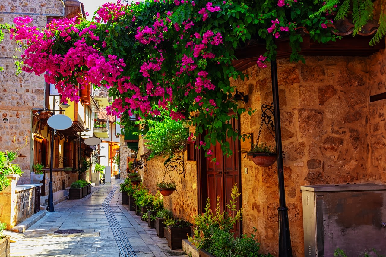 Smalle straatjes in Antalya. Foto: Adobe Stock / phant