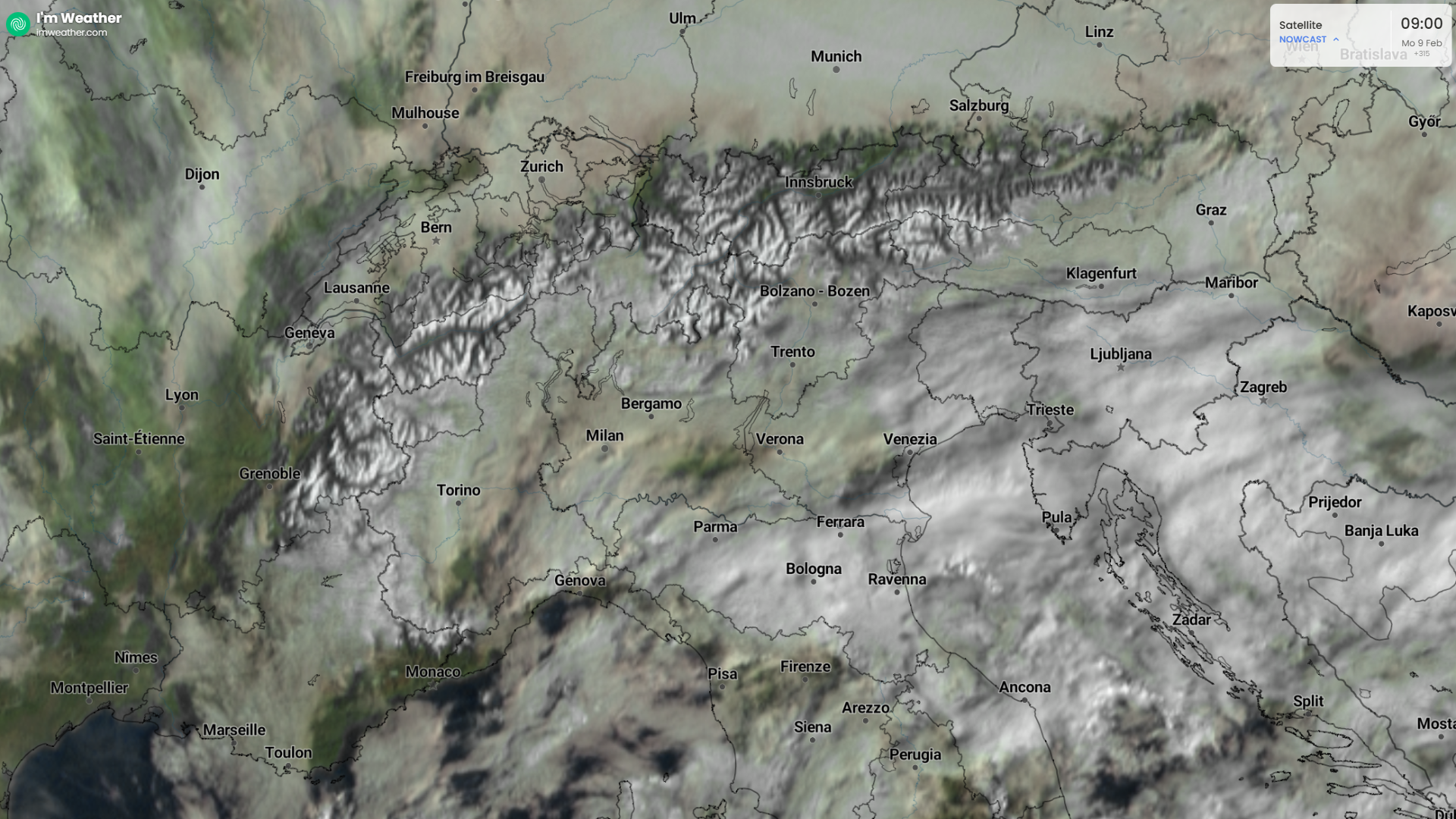 Het satellietbeeld van maandagochtend laat goed zien dat een groot deel van de Alpen zonnig is, maar daarbuiten vooral wolkenvelden voorkomen. Bron: I'm Weather