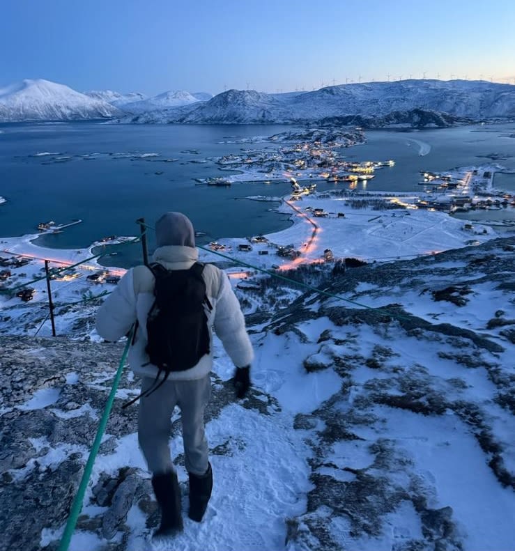 Berend in de sneeuw in Hillesøy te Noorwegen. Foto: Berend van Straaten. 