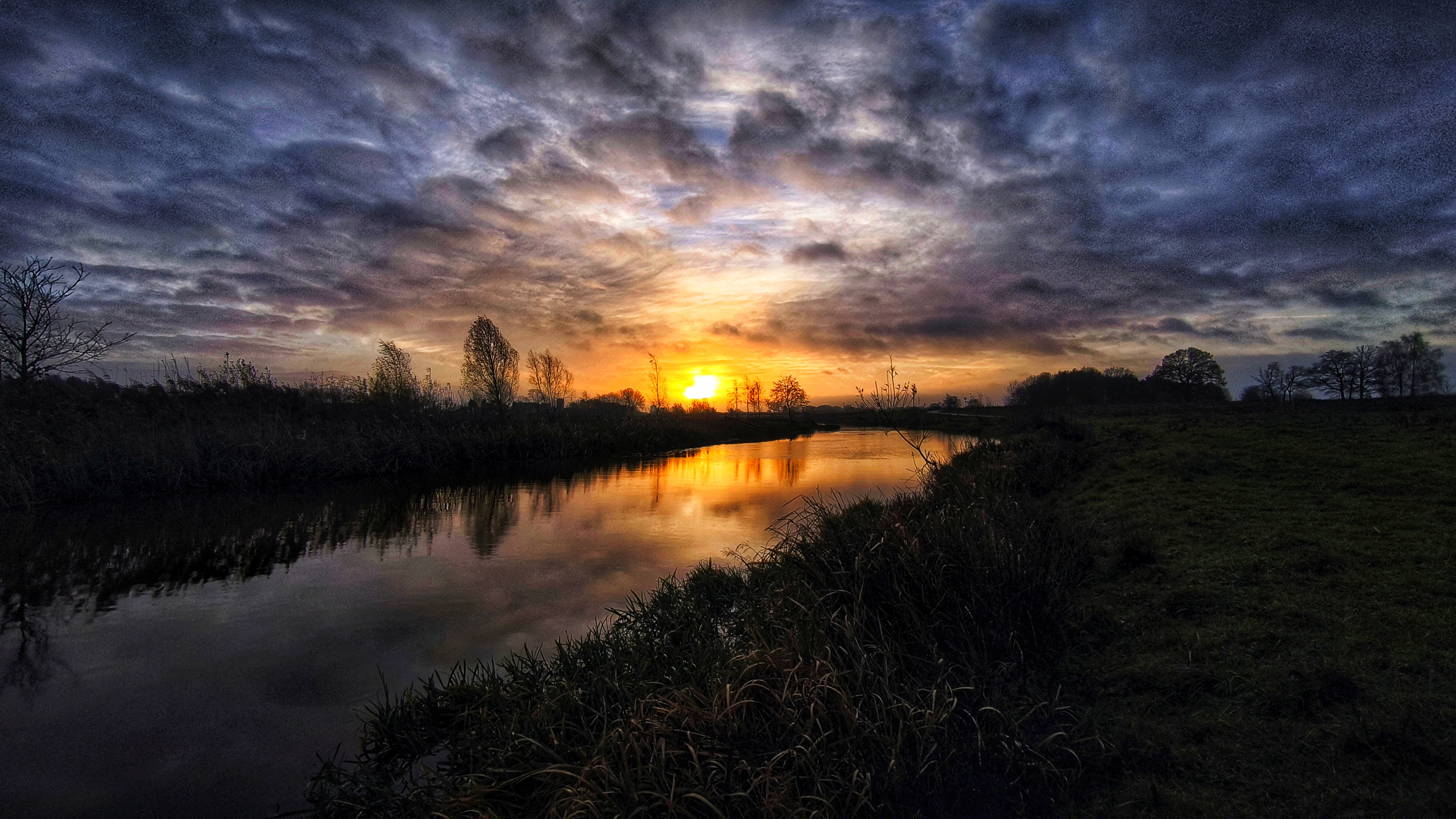 Ochtendschemering met wolken. Foto: Mark Klos