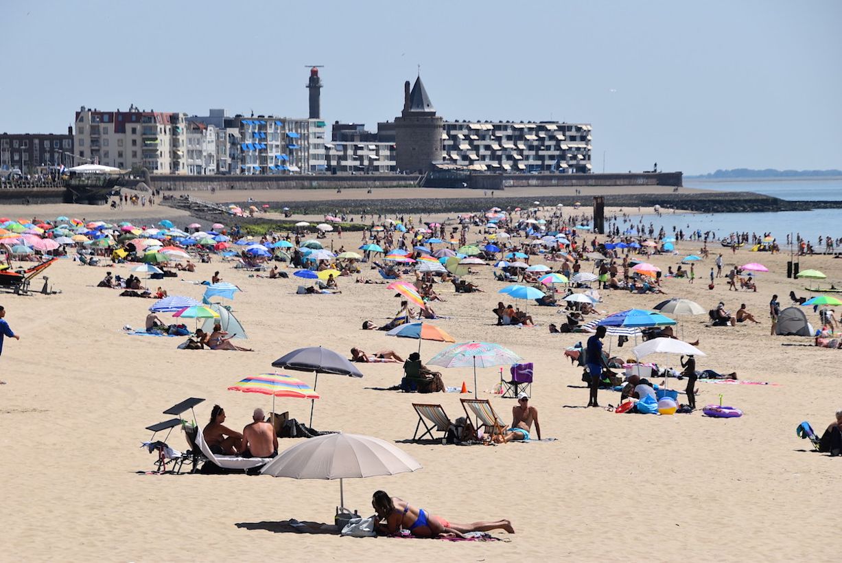 Drukte op het strand in Vlissingen deze zomer. Foto: Anne-Marie van Iersel