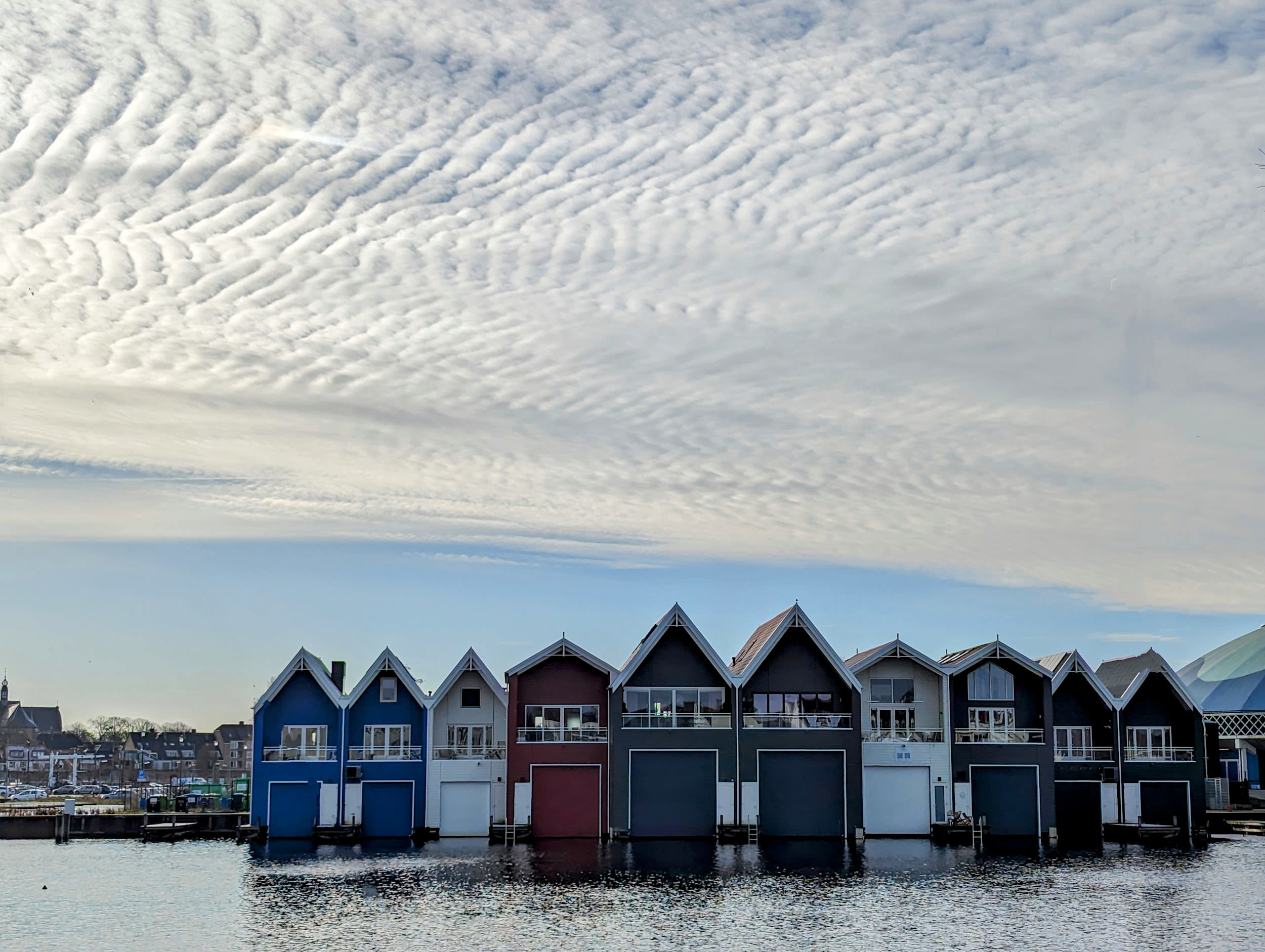 Een prachtig patroon door altocumulus wolken boven Harderwijk. Foto: Esther van Poelgeest.