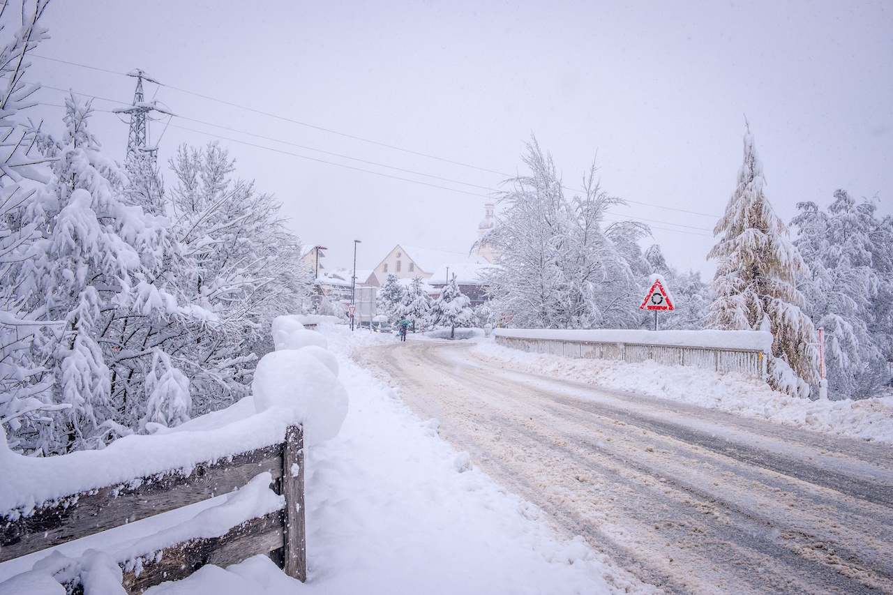 Sneeuw op de wegen in de Alpen tijdens het komende weekend. Foto: Adobe Stock / Alexey Oblov
